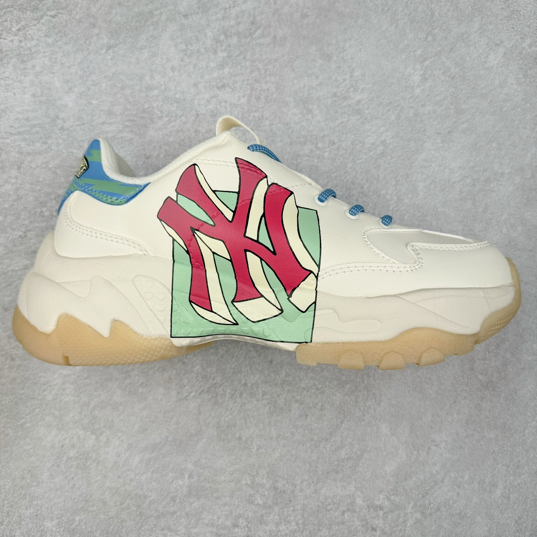 ＃特价福利 MLB BigBall Chunky纽约洋基队增高复古风印花老爹鞋 MLB是韩国F&F旗下潮流服装品牌 拥有150年历史的经典传统 是街头文化和国际生活方式的领导者 MLB拥有包括男装、女装、童装、配饰在内的全品类服饰 提供覆盖各性别、各年龄层、From Head to Toe的穿搭装备 其产品结合了韩国的时尚造型与质感 展现了运动服饰也可以兼具时尚潮流的风格 在产品设计上 MLB不仅融合了美国职业棒球大联盟的各当家球队 更结合了棒球运动中的各个元素 复古风范自信控场 复古鞋型率先勾描独特的自我态度 在经典线条与时尚元素的精彩交织下刷新街头复古运动风潮 质感十足兼备卓越的舒适透气性能迎合夏日追求的自在脚感。尺码：36 36.5 37.5 38 38.5 39 40 40.5 41 42 42.5 43 44 44.5 45-选品中心