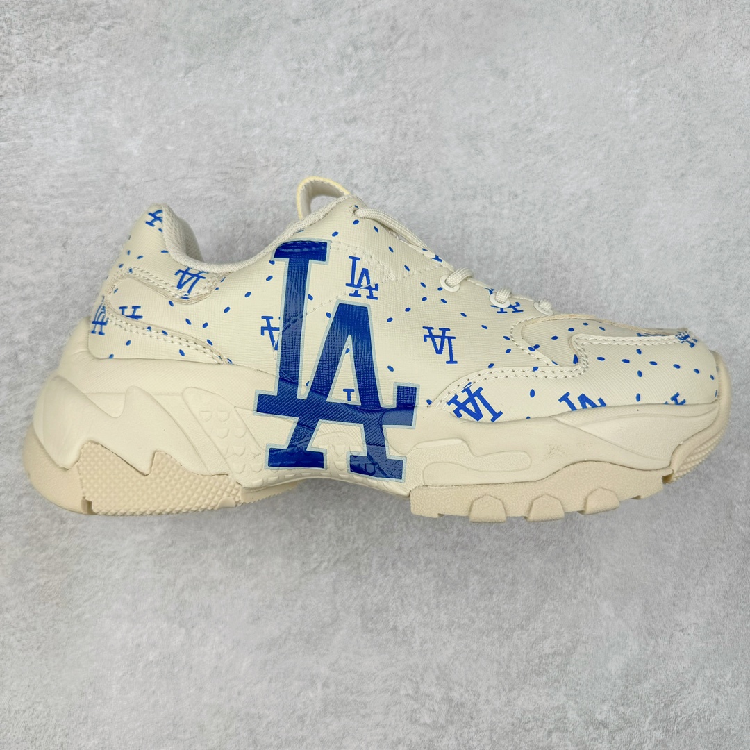 ＃特价福利 MLB BigBall Chunky纽约洋基队增高复古风印花老爹鞋 MLB是韩国F&F旗下潮流服装品牌 拥有150年历史的经典传统 是街头文化和国际生活方式的领导者 MLB拥有包括男装、女装、童装、配饰在内的全品类服饰 提供覆盖各性别、各年龄层、From Head to Toe的穿搭装备 其产品结合了韩国的时尚造型与质感 展现了运动服饰也可以兼具时尚潮流的风格 在产品设计上 MLB不仅融合了美国职业棒球大联盟的各当家球队 更结合了棒球运动中的各个元素 复古风范自信控场 复古鞋型率先勾描独特的自我态度 在经典线条与时尚元素的精彩交织下刷新街头复古运动风潮 质感十足兼备卓越的舒适透气性能迎合夏日追求的自在脚感。尺码：36 36.5 37.5 38 38.5 39 40 40.5 41 42 42.5 43 44 44.5 45-选品中心