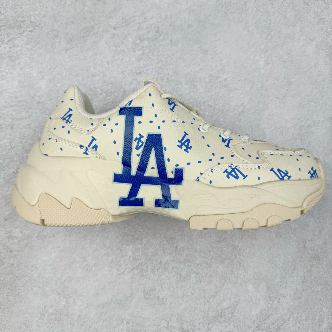 ＃特价福利 MLB BigBall Chunky纽约洋基队增高复古风印花老爹鞋 MLB是韩国F&F旗下潮流服装品牌 拥有150年历史的经典传统 是街头文化和国际生活方式的领导者 MLB拥有包括男装、女装、童装、配饰在内的全品类服饰 提供覆盖各性别、各年龄层、From Head to Toe的穿搭装备 其产品结合了韩国的时尚造型与质感 展现了运动服饰也可以兼具时尚潮流的风格 在产品设计上 MLB不仅融合了美国职业棒球大联盟的各当家球队 更结合了棒球运动中的各个元素 复古风范自信控场 复古鞋型率先勾描独特的自我态度 在经典线条与时尚元素的精彩交织下刷新街头复古运动风潮 质感十足兼备卓越的舒适透气性能迎合夏日追求的自在脚感。尺码：36 36.5 37.5 38 38.5 39 40 40.5 41 42 42.5 43 44 44.5 45-选品中心