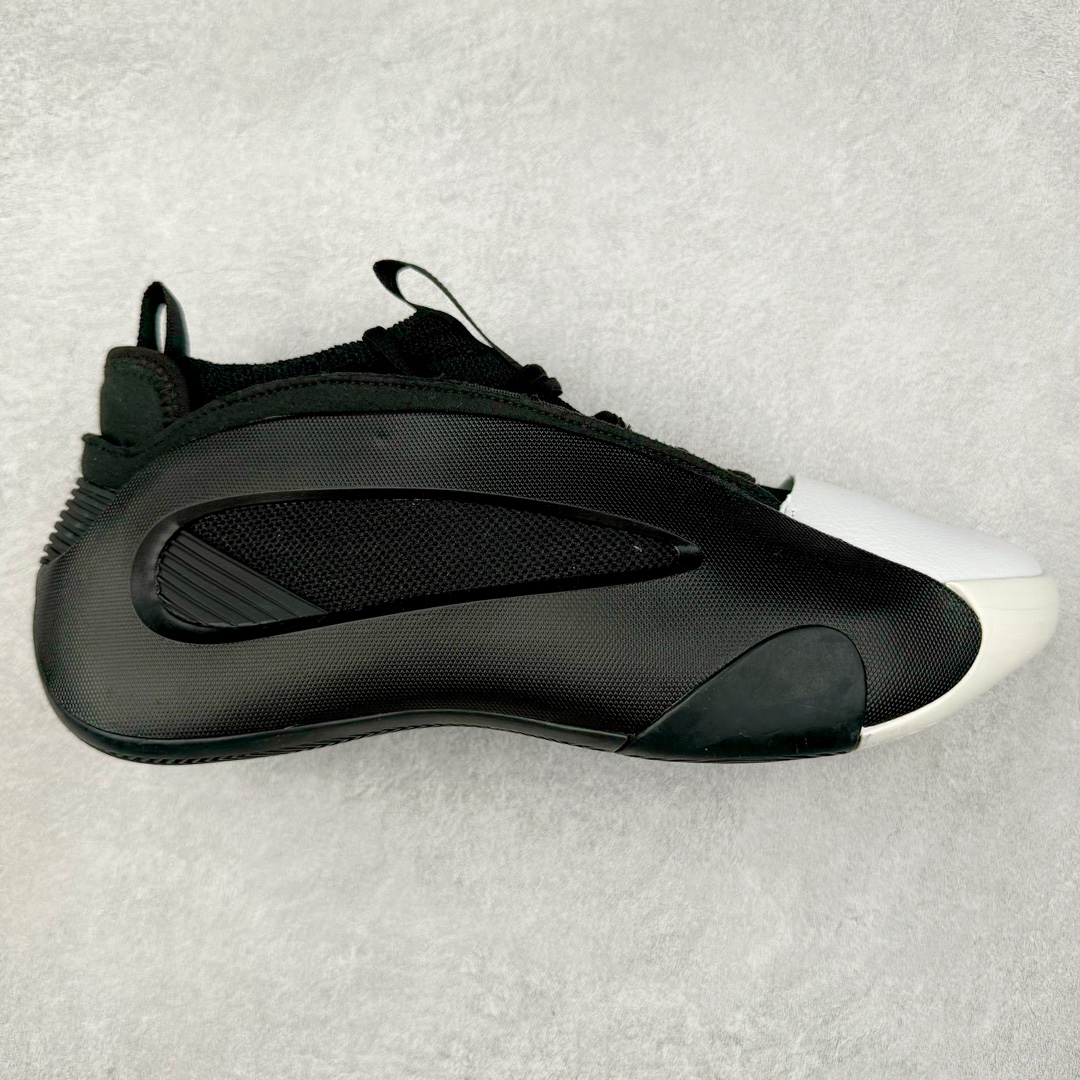 AD Harden Vol. 8 哈登八代签名篮球鞋 采用了“袜套式”设计，在十多年前这一设计极为风靡，将帅气和简洁融为一体。现在Harden Vol. 8将袜套鞋领重新拾起，并配合内靴，易穿脱且包裹佳。泪滴形EVA结构骨架提供横向支持和快速移动时的稳定性。全掌JET BOOST科技提供缓震和能量反馈，助你整场保持活力。多向“JH”抓地纹路设计提供优秀抓地力，使球员能够在场上迅速变向、急停或启动，更好地掌控比赛。尺码：40 40.5 41 42 42.5 43 44 44.5 45 46-选品中心