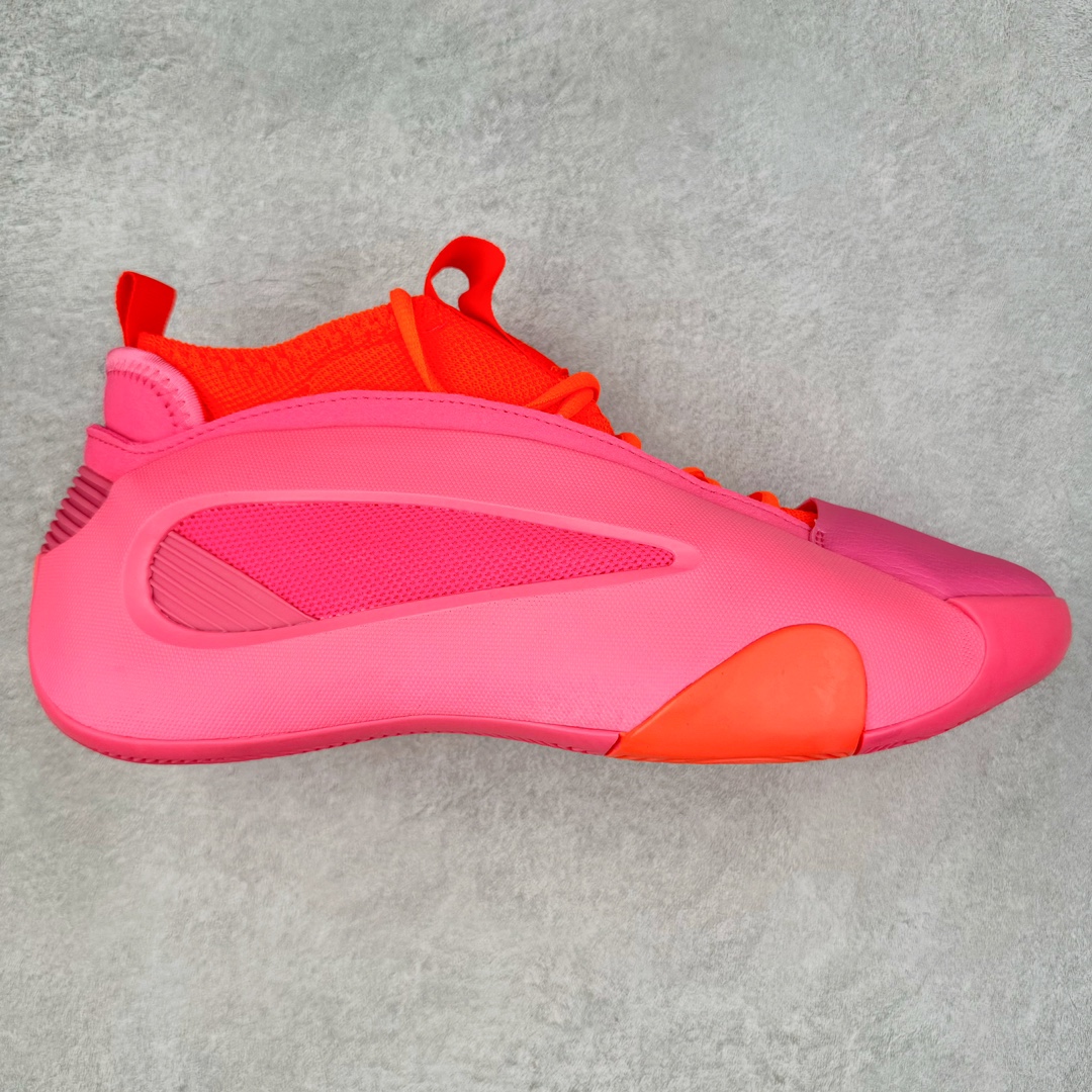 AD Harden Vol. 8 哈登八代签名篮球鞋 采用了“袜套式”设计，在十多年前这一设计极为风靡，将帅气和简洁融为一体。现在Harden Vol. 8将袜套鞋领重新拾起，并配合内靴，易穿脱且包裹佳。泪滴形EVA结构骨架提供横向支持和快速移动时的稳定性。全掌JET BOOST科技提供缓震和能量反馈，助你整场保持活力。多向“JH”抓地纹路设计提供优秀抓地力，使球员能够在场上迅速变向、急停或启动，更好地掌控比赛。尺码：40 40.5 41 42 42.5 43 44 44.5 45 46-选品中心