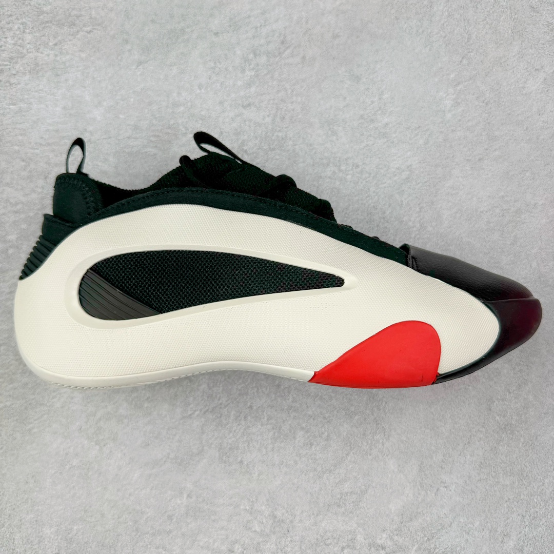 AD Harden Vol. 8 哈登八代签名篮球鞋 采用了“袜套式”设计，在十多年前这一设计极为风靡，将帅气和简洁融为一体。现在Harden Vol. 8将袜套鞋领重新拾起，并配合内靴，易穿脱且包裹佳。泪滴形EVA结构骨架提供横向支持和快速移动时的稳定性。全掌JET BOOST科技提供缓震和能量反馈，助你整场保持活力。多向“JH”抓地纹路设计提供优秀抓地力，使球员能够在场上迅速变向、急停或启动，更好地掌控比赛。尺码：40 40.5 41 42 42.5 43 44 44.5 45 46-选品中心