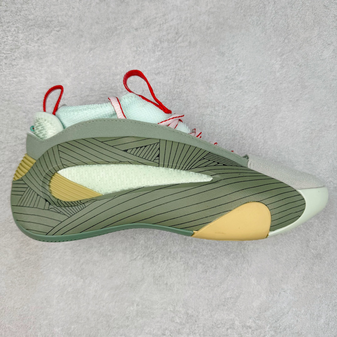 AD Harden Vol. 8 哈登八代签名篮球鞋 采用了“袜套式”设计，在十多年前这一设计极为风靡，将帅气和简洁融为一体。现在Harden Vol. 8将袜套鞋领重新拾起，并配合内靴，易穿脱且包裹佳。泪滴形EVA结构骨架提供横向支持和快速移动时的稳定性。全掌JET BOOST科技提供缓震和能量反馈，助你整场保持活力。多向“JH”抓地纹路设计提供优秀抓地力，使球员能够在场上迅速变向、急停或启动，更好地掌控比赛。尺码：40 40.5 41 42 42.5 43 44 44.5 45 46-选品中心