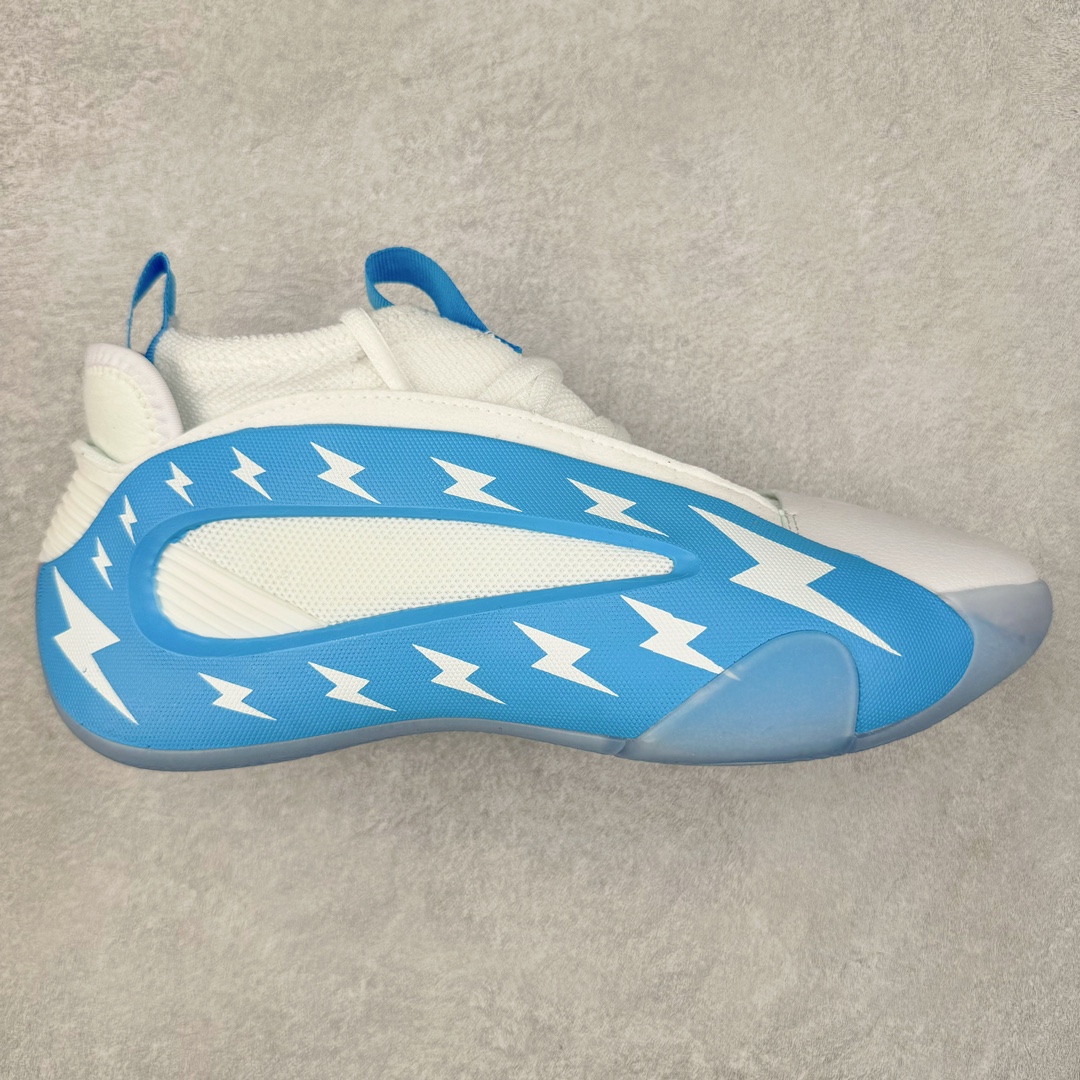 AD Harden Vol. 8 哈登八代签名篮球鞋 采用了“袜套式”设计，在十多年前这一设计极为风靡，将帅气和简洁融为一体。现在Harden Vol. 8将袜套鞋领重新拾起，并配合内靴，易穿脱且包裹佳。泪滴形EVA结构骨架提供横向支持和快速移动时的稳定性。全掌JET BOOST科技提供缓震和能量反馈，助你整场保持活力。多向“JH”抓地纹路设计提供优秀抓地力，使球员能够在场上迅速变向、急停或启动，更好地掌控比赛。尺码：40 40.5 41 42 42.5 43 44 44.5 45 46-选品中心