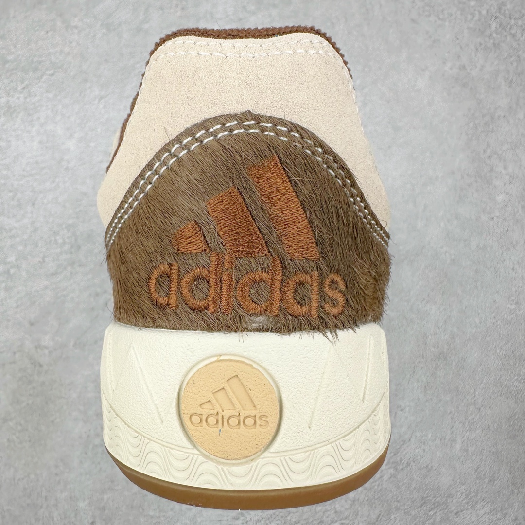 图片[8]-＃C版纯原 AD Originals Campus 00s 学院系列面包风经典复古低帮百搭休闲运动板鞋 JQ2611 原鞋开发 正确版型 市面唯一全鞋采用原厂头层SD皮料 正确宽版鞋盒 清洁度完美 诠释最高工艺 这次 Originals 选择了以经典复古鞋型 Campus 为蓝本打造全新面包鞋 这款鞋型联名不断 冠希当年对它更是钟爱有加 论牌面丝毫不输贝壳头、Forum 等大热鞋型 这次 Campus 一改 80 年代的瘦长造型 鞋舌、鞋身、鞋底甚至细节都变大了 营造出千禧年前后流行的面包鞋宽大廓形 因此鞋名改为 Campus 00s 鞋身采用绒面皮料搭配白色常规皮革 质感上还是延续了经典 Campus 的设计 鞋舌填充更加饱满 让鞋款整体看起来更加圆润 搭配上这款浅蓝配色 「蓝胖子」造型真的很可爱 鞋舌还加入了与以往 Campus 不同的全新三叶草 Logo 令造型更具千禧气息 鞋带也采用了加宽的设计 如果你不喜欢 这次还附送了传统鞋带可以替换 鞋底采用了米黄做旧设计 凸显鞋款的复古年代感 除了清新可人的浅蓝配色 还有一款酷灰配色 造型更加硬朗复古 而且相比浅蓝配色更加耐脏 尺码：36 36⅔ 37⅓ 38 38⅔ 39⅓ 40 40⅔ 41⅓ 42 42⅔ 43⅓ 44 44 ⅓ 45-选品中心