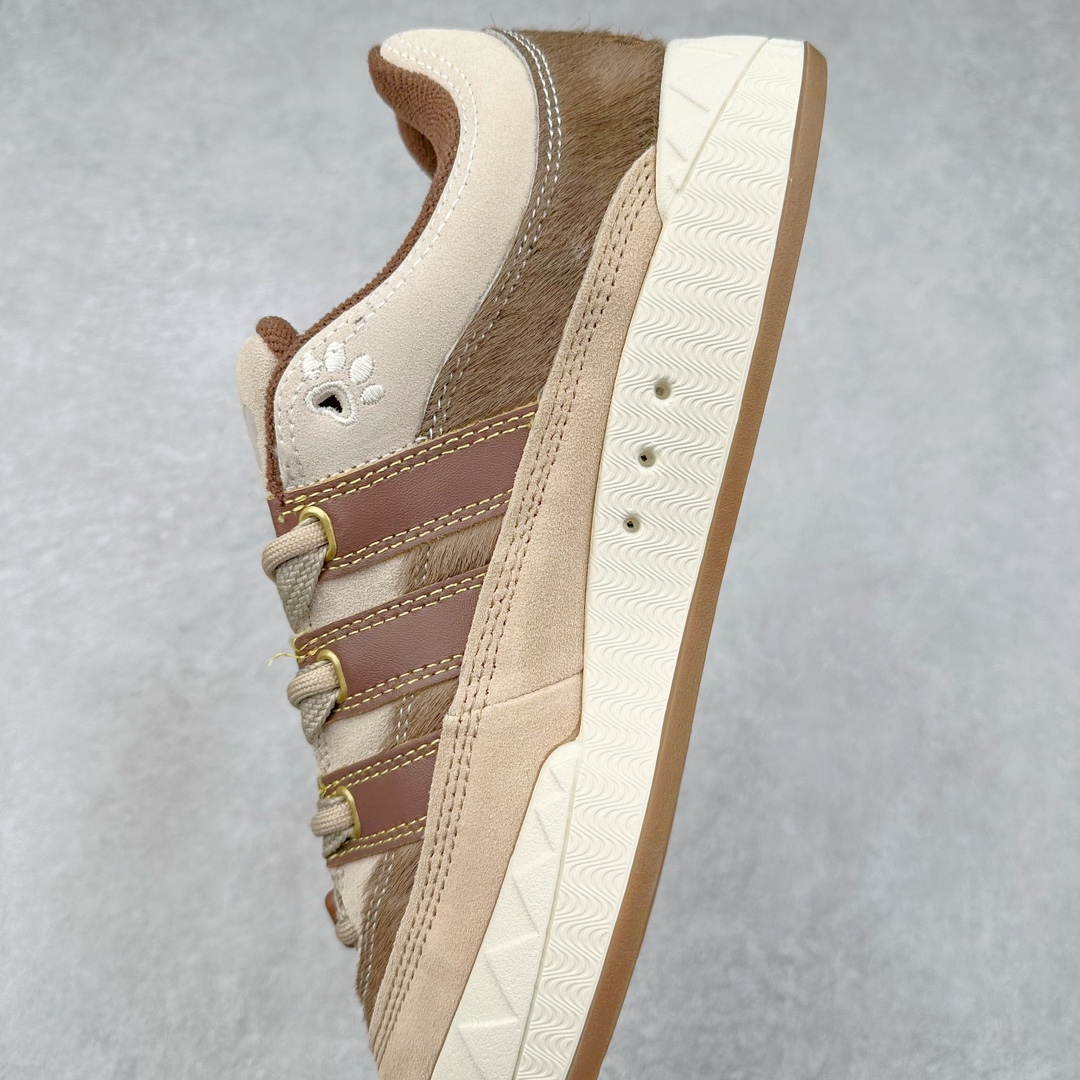 图片[7]-＃C版纯原 AD Originals Campus 00s 学院系列面包风经典复古低帮百搭休闲运动板鞋 JQ2611 原鞋开发 正确版型 市面唯一全鞋采用原厂头层SD皮料 正确宽版鞋盒 清洁度完美 诠释最高工艺 这次 Originals 选择了以经典复古鞋型 Campus 为蓝本打造全新面包鞋 这款鞋型联名不断 冠希当年对它更是钟爱有加 论牌面丝毫不输贝壳头、Forum 等大热鞋型 这次 Campus 一改 80 年代的瘦长造型 鞋舌、鞋身、鞋底甚至细节都变大了 营造出千禧年前后流行的面包鞋宽大廓形 因此鞋名改为 Campus 00s 鞋身采用绒面皮料搭配白色常规皮革 质感上还是延续了经典 Campus 的设计 鞋舌填充更加饱满 让鞋款整体看起来更加圆润 搭配上这款浅蓝配色 「蓝胖子」造型真的很可爱 鞋舌还加入了与以往 Campus 不同的全新三叶草 Logo 令造型更具千禧气息 鞋带也采用了加宽的设计 如果你不喜欢 这次还附送了传统鞋带可以替换 鞋底采用了米黄做旧设计 凸显鞋款的复古年代感 除了清新可人的浅蓝配色 还有一款酷灰配色 造型更加硬朗复古 而且相比浅蓝配色更加耐脏 尺码：36 36⅔ 37⅓ 38 38⅔ 39⅓ 40 40⅔ 41⅓ 42 42⅔ 43⅓ 44 44 ⅓ 45-选品中心