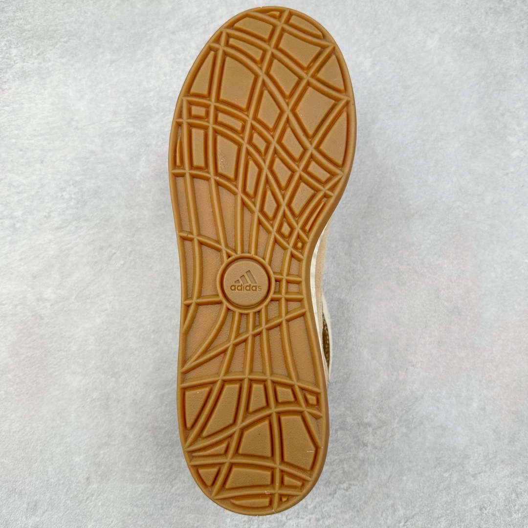 图片[9]-＃C版纯原 AD Originals Campus 00s 学院系列面包风经典复古低帮百搭休闲运动板鞋 JQ2611 原鞋开发 正确版型 市面唯一全鞋采用原厂头层SD皮料 正确宽版鞋盒 清洁度完美 诠释最高工艺 这次 Originals 选择了以经典复古鞋型 Campus 为蓝本打造全新面包鞋 这款鞋型联名不断 冠希当年对它更是钟爱有加 论牌面丝毫不输贝壳头、Forum 等大热鞋型 这次 Campus 一改 80 年代的瘦长造型 鞋舌、鞋身、鞋底甚至细节都变大了 营造出千禧年前后流行的面包鞋宽大廓形 因此鞋名改为 Campus 00s 鞋身采用绒面皮料搭配白色常规皮革 质感上还是延续了经典 Campus 的设计 鞋舌填充更加饱满 让鞋款整体看起来更加圆润 搭配上这款浅蓝配色 「蓝胖子」造型真的很可爱 鞋舌还加入了与以往 Campus 不同的全新三叶草 Logo 令造型更具千禧气息 鞋带也采用了加宽的设计 如果你不喜欢 这次还附送了传统鞋带可以替换 鞋底采用了米黄做旧设计 凸显鞋款的复古年代感 除了清新可人的浅蓝配色 还有一款酷灰配色 造型更加硬朗复古 而且相比浅蓝配色更加耐脏 尺码：36 36⅔ 37⅓ 38 38⅔ 39⅓ 40 40⅔ 41⅓ 42 42⅔ 43⅓ 44 44 ⅓ 45-选品中心