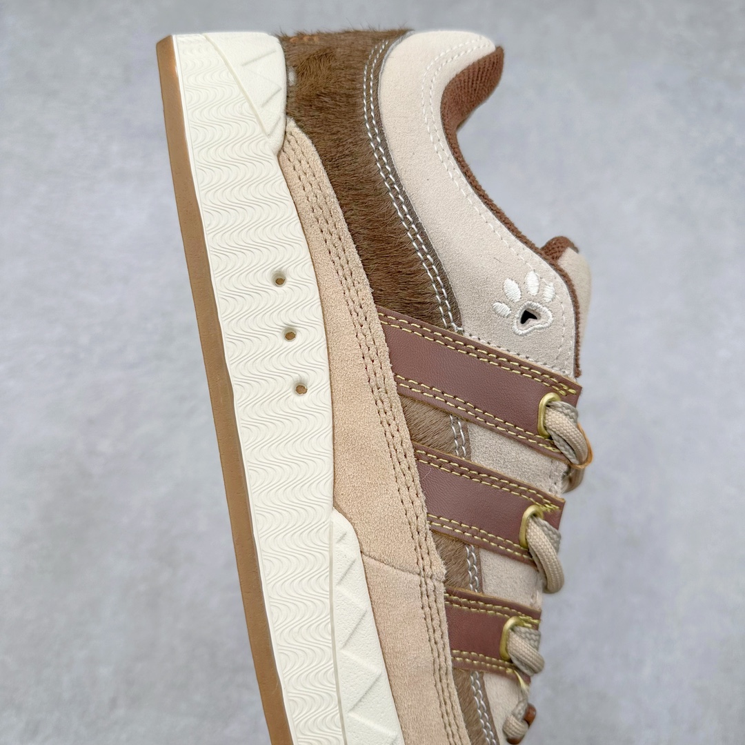 图片[6]-＃C版纯原 AD Originals Campus 00s 学院系列面包风经典复古低帮百搭休闲运动板鞋 JQ2611 原鞋开发 正确版型 市面唯一全鞋采用原厂头层SD皮料 正确宽版鞋盒 清洁度完美 诠释最高工艺 这次 Originals 选择了以经典复古鞋型 Campus 为蓝本打造全新面包鞋 这款鞋型联名不断 冠希当年对它更是钟爱有加 论牌面丝毫不输贝壳头、Forum 等大热鞋型 这次 Campus 一改 80 年代的瘦长造型 鞋舌、鞋身、鞋底甚至细节都变大了 营造出千禧年前后流行的面包鞋宽大廓形 因此鞋名改为 Campus 00s 鞋身采用绒面皮料搭配白色常规皮革 质感上还是延续了经典 Campus 的设计 鞋舌填充更加饱满 让鞋款整体看起来更加圆润 搭配上这款浅蓝配色 「蓝胖子」造型真的很可爱 鞋舌还加入了与以往 Campus 不同的全新三叶草 Logo 令造型更具千禧气息 鞋带也采用了加宽的设计 如果你不喜欢 这次还附送了传统鞋带可以替换 鞋底采用了米黄做旧设计 凸显鞋款的复古年代感 除了清新可人的浅蓝配色 还有一款酷灰配色 造型更加硬朗复古 而且相比浅蓝配色更加耐脏 尺码：36 36⅔ 37⅓ 38 38⅔ 39⅓ 40 40⅔ 41⅓ 42 42⅔ 43⅓ 44 44 ⅓ 45-选品中心