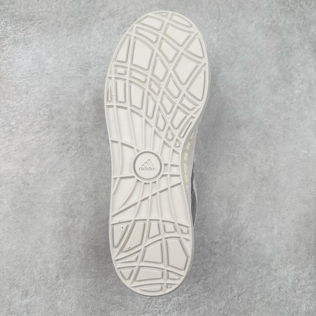 图片[9]-＃C版纯原 AD Originals Campus 00s 学院系列面包风经典复古低帮百搭休闲运动板鞋 JQ2612 原鞋开发 正确版型 市面唯一全鞋采用原厂头层SD皮料 正确宽版鞋盒 清洁度完美 诠释最高工艺 这次 Originals 选择了以经典复古鞋型 Campus 为蓝本打造全新面包鞋 这款鞋型联名不断 冠希当年对它更是钟爱有加 论牌面丝毫不输贝壳头、Forum 等大热鞋型 这次 Campus 一改 80 年代的瘦长造型 鞋舌、鞋身、鞋底甚至细节都变大了 营造出千禧年前后流行的面包鞋宽大廓形 因此鞋名改为 Campus 00s 鞋身采用绒面皮料搭配白色常规皮革 质感上还是延续了经典 Campus 的设计 鞋舌填充更加饱满 让鞋款整体看起来更加圆润 搭配上这款浅蓝配色 「蓝胖子」造型真的很可爱 鞋舌还加入了与以往 Campus 不同的全新三叶草 Logo 令造型更具千禧气息 鞋带也采用了加宽的设计 如果你不喜欢 这次还附送了传统鞋带可以替换 鞋底采用了米黄做旧设计 凸显鞋款的复古年代感 除了清新可人的浅蓝配色 还有一款酷灰配色 造型更加硬朗复古 而且相比浅蓝配色更加耐脏 尺码：36 36⅔ 37⅓ 38 38⅔ 39⅓ 40 40⅔ 41⅓ 42 42⅔ 43⅓ 44 44 ⅓ 45-选品中心