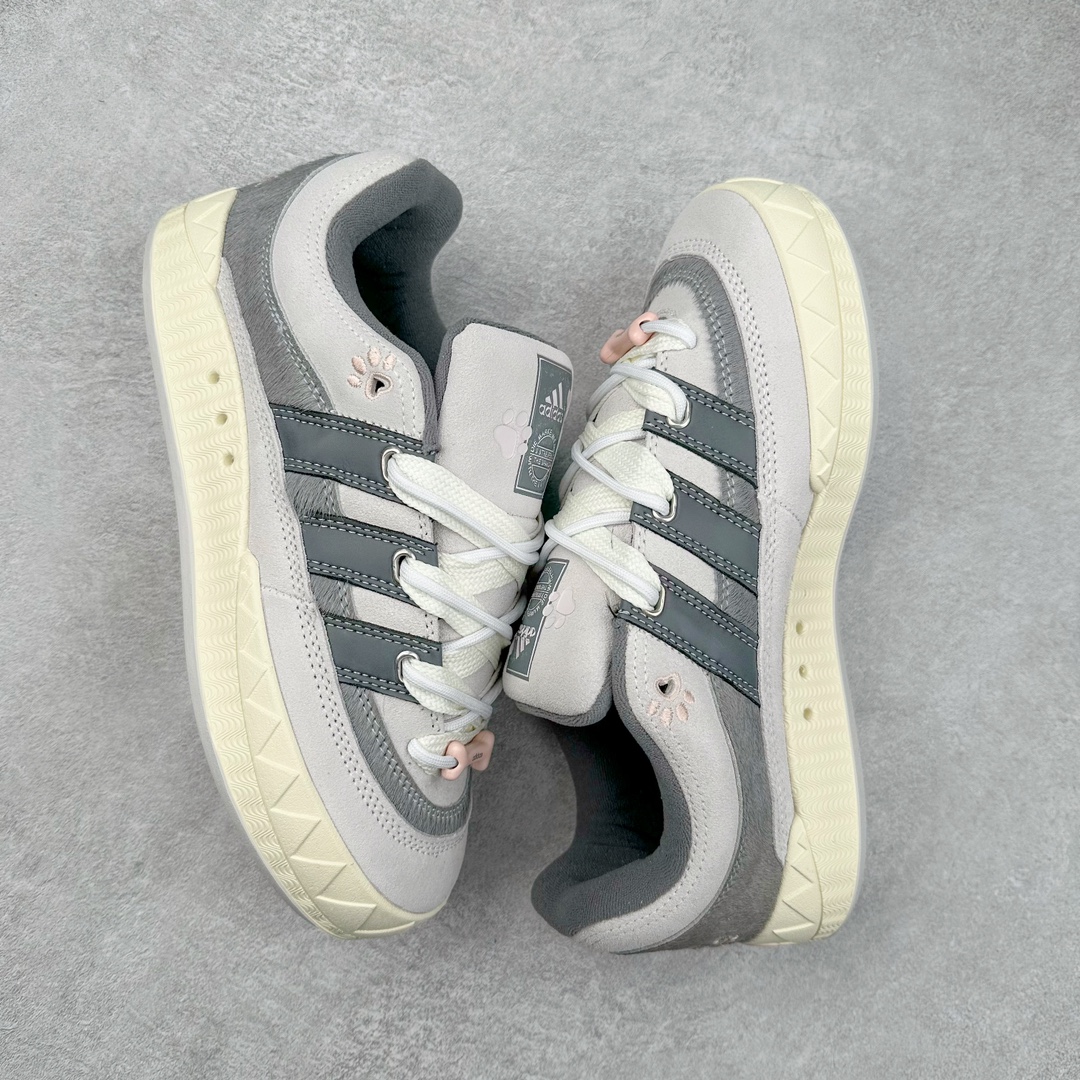 图片[3]-＃C版纯原 AD Originals Campus 00s 学院系列面包风经典复古低帮百搭休闲运动板鞋 JQ2612 原鞋开发 正确版型 市面唯一全鞋采用原厂头层SD皮料 正确宽版鞋盒 清洁度完美 诠释最高工艺 这次 Originals 选择了以经典复古鞋型 Campus 为蓝本打造全新面包鞋 这款鞋型联名不断 冠希当年对它更是钟爱有加 论牌面丝毫不输贝壳头、Forum 等大热鞋型 这次 Campus 一改 80 年代的瘦长造型 鞋舌、鞋身、鞋底甚至细节都变大了 营造出千禧年前后流行的面包鞋宽大廓形 因此鞋名改为 Campus 00s 鞋身采用绒面皮料搭配白色常规皮革 质感上还是延续了经典 Campus 的设计 鞋舌填充更加饱满 让鞋款整体看起来更加圆润 搭配上这款浅蓝配色 「蓝胖子」造型真的很可爱 鞋舌还加入了与以往 Campus 不同的全新三叶草 Logo 令造型更具千禧气息 鞋带也采用了加宽的设计 如果你不喜欢 这次还附送了传统鞋带可以替换 鞋底采用了米黄做旧设计 凸显鞋款的复古年代感 除了清新可人的浅蓝配色 还有一款酷灰配色 造型更加硬朗复古 而且相比浅蓝配色更加耐脏 尺码：36 36⅔ 37⅓ 38 38⅔ 39⅓ 40 40⅔ 41⅓ 42 42⅔ 43⅓ 44 44 ⅓ 45-选品中心