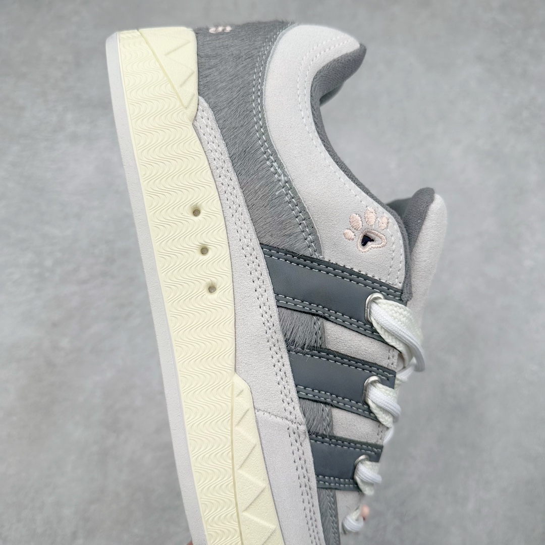 图片[6]-＃C版纯原 AD Originals Campus 00s 学院系列面包风经典复古低帮百搭休闲运动板鞋 JQ2612 原鞋开发 正确版型 市面唯一全鞋采用原厂头层SD皮料 正确宽版鞋盒 清洁度完美 诠释最高工艺 这次 Originals 选择了以经典复古鞋型 Campus 为蓝本打造全新面包鞋 这款鞋型联名不断 冠希当年对它更是钟爱有加 论牌面丝毫不输贝壳头、Forum 等大热鞋型 这次 Campus 一改 80 年代的瘦长造型 鞋舌、鞋身、鞋底甚至细节都变大了 营造出千禧年前后流行的面包鞋宽大廓形 因此鞋名改为 Campus 00s 鞋身采用绒面皮料搭配白色常规皮革 质感上还是延续了经典 Campus 的设计 鞋舌填充更加饱满 让鞋款整体看起来更加圆润 搭配上这款浅蓝配色 「蓝胖子」造型真的很可爱 鞋舌还加入了与以往 Campus 不同的全新三叶草 Logo 令造型更具千禧气息 鞋带也采用了加宽的设计 如果你不喜欢 这次还附送了传统鞋带可以替换 鞋底采用了米黄做旧设计 凸显鞋款的复古年代感 除了清新可人的浅蓝配色 还有一款酷灰配色 造型更加硬朗复古 而且相比浅蓝配色更加耐脏 尺码：36 36⅔ 37⅓ 38 38⅔ 39⅓ 40 40⅔ 41⅓ 42 42⅔ 43⅓ 44 44 ⅓ 45-选品中心