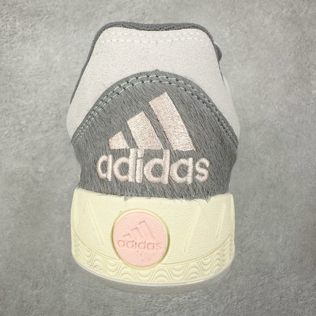 图片[8]-＃C版纯原 AD Originals Campus 00s 学院系列面包风经典复古低帮百搭休闲运动板鞋 JQ2612 原鞋开发 正确版型 市面唯一全鞋采用原厂头层SD皮料 正确宽版鞋盒 清洁度完美 诠释最高工艺 这次 Originals 选择了以经典复古鞋型 Campus 为蓝本打造全新面包鞋 这款鞋型联名不断 冠希当年对它更是钟爱有加 论牌面丝毫不输贝壳头、Forum 等大热鞋型 这次 Campus 一改 80 年代的瘦长造型 鞋舌、鞋身、鞋底甚至细节都变大了 营造出千禧年前后流行的面包鞋宽大廓形 因此鞋名改为 Campus 00s 鞋身采用绒面皮料搭配白色常规皮革 质感上还是延续了经典 Campus 的设计 鞋舌填充更加饱满 让鞋款整体看起来更加圆润 搭配上这款浅蓝配色 「蓝胖子」造型真的很可爱 鞋舌还加入了与以往 Campus 不同的全新三叶草 Logo 令造型更具千禧气息 鞋带也采用了加宽的设计 如果你不喜欢 这次还附送了传统鞋带可以替换 鞋底采用了米黄做旧设计 凸显鞋款的复古年代感 除了清新可人的浅蓝配色 还有一款酷灰配色 造型更加硬朗复古 而且相比浅蓝配色更加耐脏 尺码：36 36⅔ 37⅓ 38 38⅔ 39⅓ 40 40⅔ 41⅓ 42 42⅔ 43⅓ 44 44 ⅓ 45-选品中心