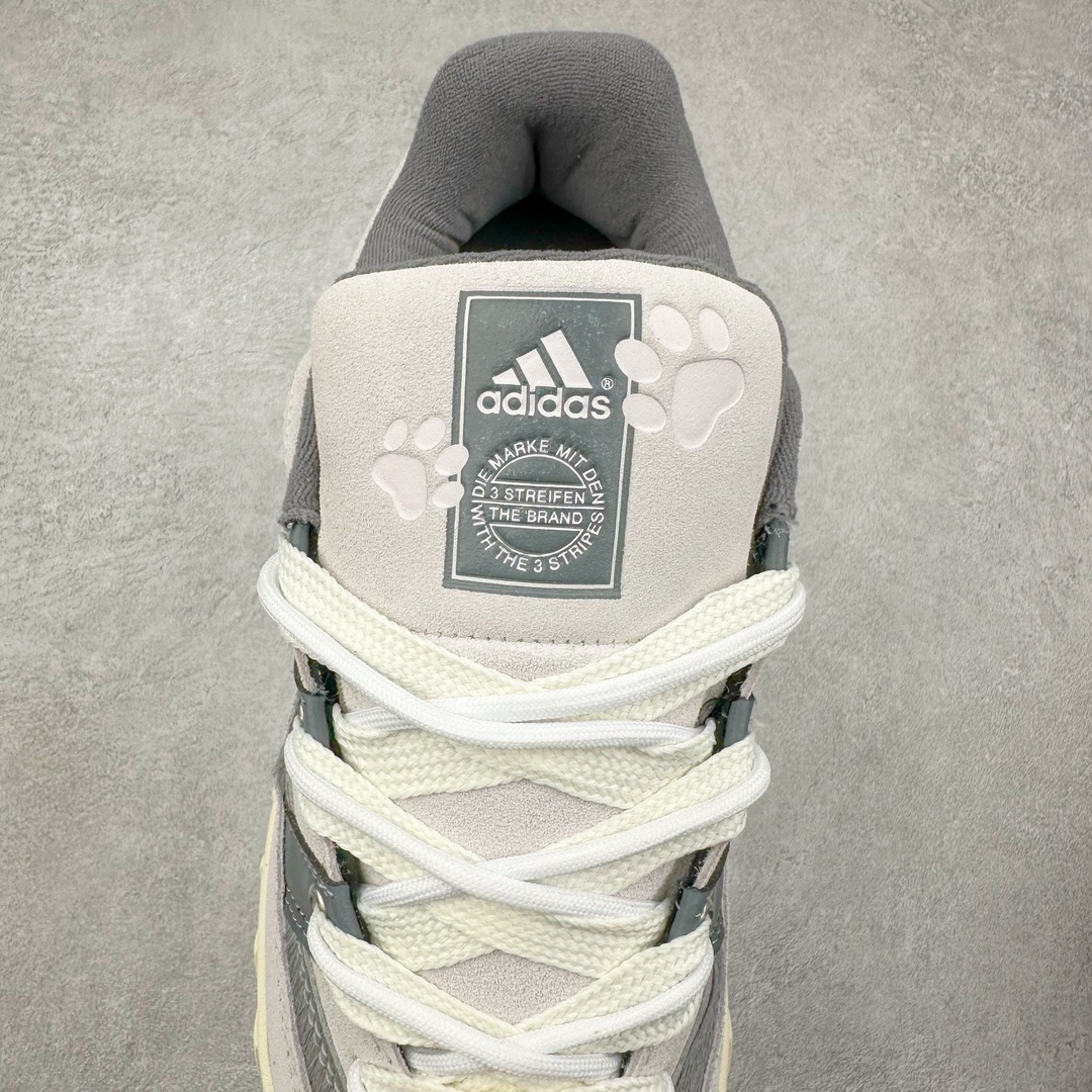 图片[5]-＃C版纯原 AD Originals Campus 00s 学院系列面包风经典复古低帮百搭休闲运动板鞋 JQ2612 原鞋开发 正确版型 市面唯一全鞋采用原厂头层SD皮料 正确宽版鞋盒 清洁度完美 诠释最高工艺 这次 Originals 选择了以经典复古鞋型 Campus 为蓝本打造全新面包鞋 这款鞋型联名不断 冠希当年对它更是钟爱有加 论牌面丝毫不输贝壳头、Forum 等大热鞋型 这次 Campus 一改 80 年代的瘦长造型 鞋舌、鞋身、鞋底甚至细节都变大了 营造出千禧年前后流行的面包鞋宽大廓形 因此鞋名改为 Campus 00s 鞋身采用绒面皮料搭配白色常规皮革 质感上还是延续了经典 Campus 的设计 鞋舌填充更加饱满 让鞋款整体看起来更加圆润 搭配上这款浅蓝配色 「蓝胖子」造型真的很可爱 鞋舌还加入了与以往 Campus 不同的全新三叶草 Logo 令造型更具千禧气息 鞋带也采用了加宽的设计 如果你不喜欢 这次还附送了传统鞋带可以替换 鞋底采用了米黄做旧设计 凸显鞋款的复古年代感 除了清新可人的浅蓝配色 还有一款酷灰配色 造型更加硬朗复古 而且相比浅蓝配色更加耐脏 尺码：36 36⅔ 37⅓ 38 38⅔ 39⅓ 40 40⅔ 41⅓ 42 42⅔ 43⅓ 44 44 ⅓ 45-选品中心