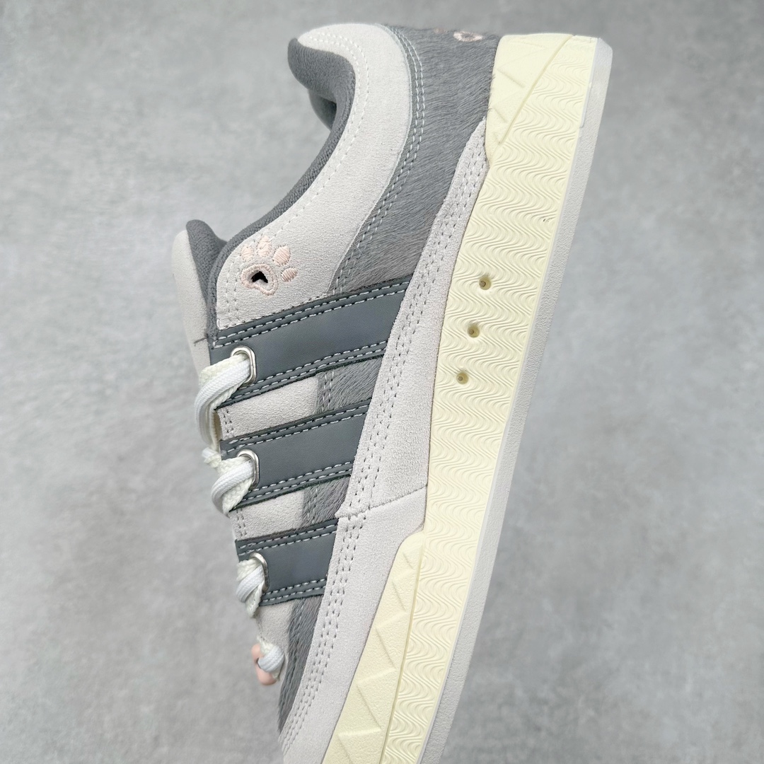 图片[7]-＃C版纯原 AD Originals Campus 00s 学院系列面包风经典复古低帮百搭休闲运动板鞋 JQ2612 原鞋开发 正确版型 市面唯一全鞋采用原厂头层SD皮料 正确宽版鞋盒 清洁度完美 诠释最高工艺 这次 Originals 选择了以经典复古鞋型 Campus 为蓝本打造全新面包鞋 这款鞋型联名不断 冠希当年对它更是钟爱有加 论牌面丝毫不输贝壳头、Forum 等大热鞋型 这次 Campus 一改 80 年代的瘦长造型 鞋舌、鞋身、鞋底甚至细节都变大了 营造出千禧年前后流行的面包鞋宽大廓形 因此鞋名改为 Campus 00s 鞋身采用绒面皮料搭配白色常规皮革 质感上还是延续了经典 Campus 的设计 鞋舌填充更加饱满 让鞋款整体看起来更加圆润 搭配上这款浅蓝配色 「蓝胖子」造型真的很可爱 鞋舌还加入了与以往 Campus 不同的全新三叶草 Logo 令造型更具千禧气息 鞋带也采用了加宽的设计 如果你不喜欢 这次还附送了传统鞋带可以替换 鞋底采用了米黄做旧设计 凸显鞋款的复古年代感 除了清新可人的浅蓝配色 还有一款酷灰配色 造型更加硬朗复古 而且相比浅蓝配色更加耐脏 尺码：36 36⅔ 37⅓ 38 38⅔ 39⅓ 40 40⅔ 41⅓ 42 42⅔ 43⅓ 44 44 ⅓ 45-选品中心