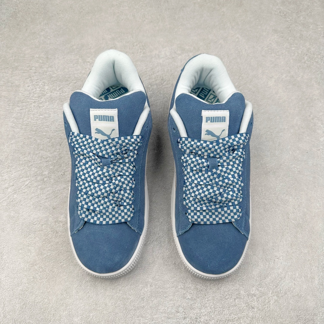 图片[2]-PUMA SUEDE XL 彪马新款面包鞋男女同款复古休闲板鞋 赠送一双鞋带 鞋身通体采用细腻的麂皮材质 厚实柔软 质感出众 鞋侧保留PUMA标志性跑道图案 侧面与后跟点缀金属色PUMA LOGO 兼具辨识度与细节感 加厚鞋垫、饱满鞋舌 搭配加宽扁形鞋带 使得穿着感更加贴合与舒适 值得一提的是 本季SUEDE XL鞋款以黑色、红色及蓝色最为瞩目 经典黑的配色 在低调之余可轻松驾驭任何潮流风格造型 而高饱和度的配色 则是当之无愧的早春出街利器。货号： 395205 尺码：36 37 37.5 38 38.5 39 40 40.5 41 42 42.5 43 44 45-选品中心