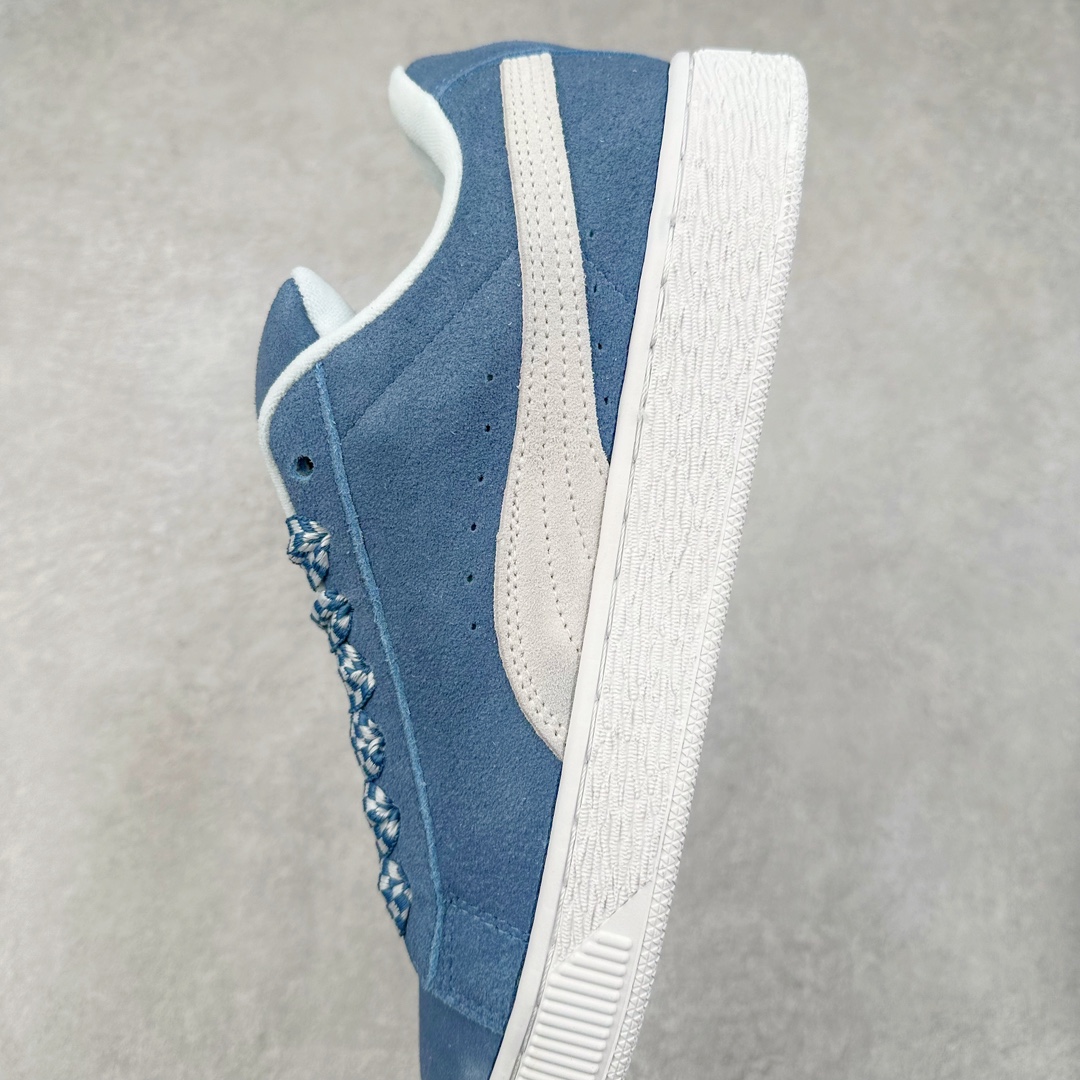 图片[7]-PUMA SUEDE XL 彪马新款面包鞋男女同款复古休闲板鞋 赠送一双鞋带 鞋身通体采用细腻的麂皮材质 厚实柔软 质感出众 鞋侧保留PUMA标志性跑道图案 侧面与后跟点缀金属色PUMA LOGO 兼具辨识度与细节感 加厚鞋垫、饱满鞋舌 搭配加宽扁形鞋带 使得穿着感更加贴合与舒适 值得一提的是 本季SUEDE XL鞋款以黑色、红色及蓝色最为瞩目 经典黑的配色 在低调之余可轻松驾驭任何潮流风格造型 而高饱和度的配色 则是当之无愧的早春出街利器。货号： 395205 尺码：36 37 37.5 38 38.5 39 40 40.5 41 42 42.5 43 44 45-选品中心