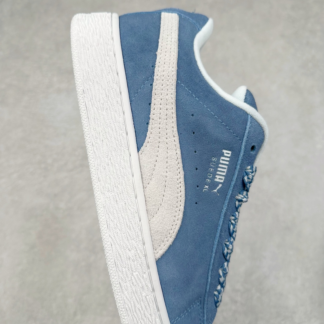 图片[6]-PUMA SUEDE XL 彪马新款面包鞋男女同款复古休闲板鞋 赠送一双鞋带 鞋身通体采用细腻的麂皮材质 厚实柔软 质感出众 鞋侧保留PUMA标志性跑道图案 侧面与后跟点缀金属色PUMA LOGO 兼具辨识度与细节感 加厚鞋垫、饱满鞋舌 搭配加宽扁形鞋带 使得穿着感更加贴合与舒适 值得一提的是 本季SUEDE XL鞋款以黑色、红色及蓝色最为瞩目 经典黑的配色 在低调之余可轻松驾驭任何潮流风格造型 而高饱和度的配色 则是当之无愧的早春出街利器。货号： 395205 尺码：36 37 37.5 38 38.5 39 40 40.5 41 42 42.5 43 44 45-选品中心