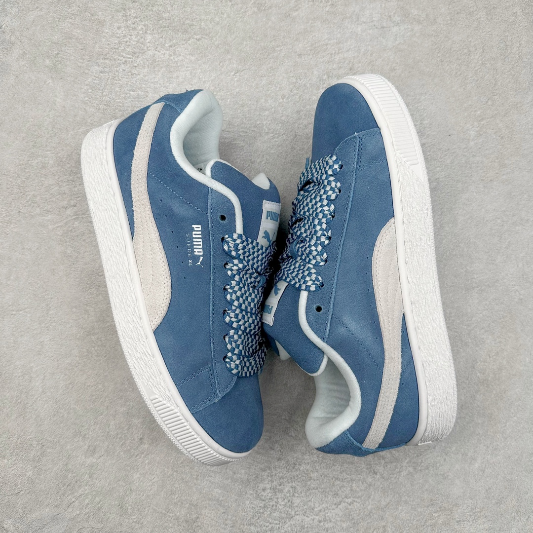 图片[3]-PUMA SUEDE XL 彪马新款面包鞋男女同款复古休闲板鞋 赠送一双鞋带 鞋身通体采用细腻的麂皮材质 厚实柔软 质感出众 鞋侧保留PUMA标志性跑道图案 侧面与后跟点缀金属色PUMA LOGO 兼具辨识度与细节感 加厚鞋垫、饱满鞋舌 搭配加宽扁形鞋带 使得穿着感更加贴合与舒适 值得一提的是 本季SUEDE XL鞋款以黑色、红色及蓝色最为瞩目 经典黑的配色 在低调之余可轻松驾驭任何潮流风格造型 而高饱和度的配色 则是当之无愧的早春出街利器。货号： 395205 尺码：36 37 37.5 38 38.5 39 40 40.5 41 42 42.5 43 44 45-选品中心