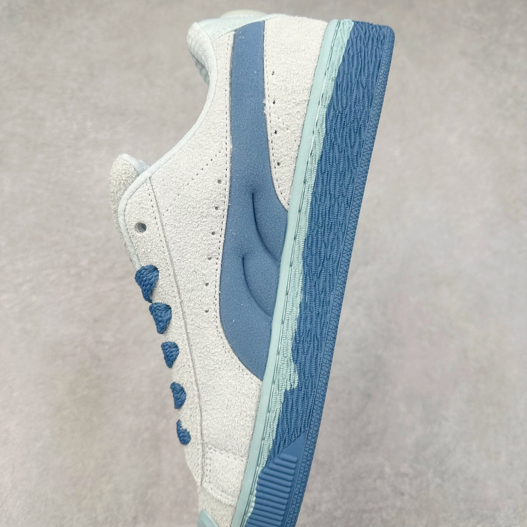 图片[7]-PUMA SUEDE XL 彪马新款面包鞋男女同款复古休闲板鞋 赠送一双鞋带 鞋身通体采用细腻的麂皮材质 厚实柔软 质感出众 鞋侧保留PUMA标志性跑道图案 侧面与后跟点缀金属色PUMA LOGO 兼具辨识度与细节感 加厚鞋垫、饱满鞋舌 搭配加宽扁形鞋带 使得穿着感更加贴合与舒适 值得一提的是 本季SUEDE XL鞋款以黑色、红色及蓝色最为瞩目 经典黑的配色 在低调之余可轻松驾驭任何潮流风格造型 而高饱和度的配色 则是当之无愧的早春出街利器。货号： 395205 尺码：36 37 37.5 38 38.5 39 40 40.5 41 42 42.5 43 44 45-选品中心