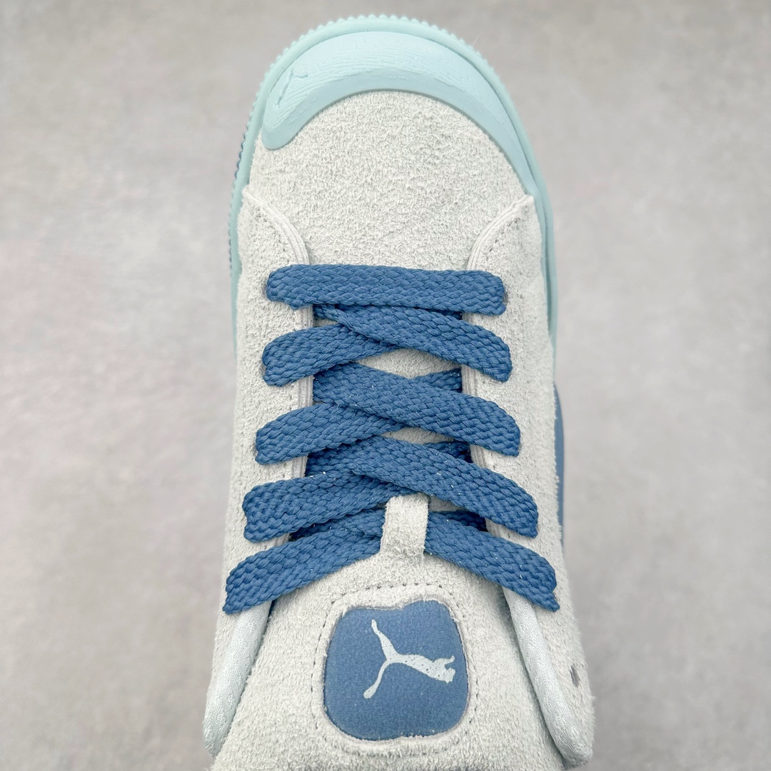 图片[4]-PUMA SUEDE XL 彪马新款面包鞋男女同款复古休闲板鞋 赠送一双鞋带 鞋身通体采用细腻的麂皮材质 厚实柔软 质感出众 鞋侧保留PUMA标志性跑道图案 侧面与后跟点缀金属色PUMA LOGO 兼具辨识度与细节感 加厚鞋垫、饱满鞋舌 搭配加宽扁形鞋带 使得穿着感更加贴合与舒适 值得一提的是 本季SUEDE XL鞋款以黑色、红色及蓝色最为瞩目 经典黑的配色 在低调之余可轻松驾驭任何潮流风格造型 而高饱和度的配色 则是当之无愧的早春出街利器。货号： 395205 尺码：36 37 37.5 38 38.5 39 40 40.5 41 42 42.5 43 44 45-选品中心