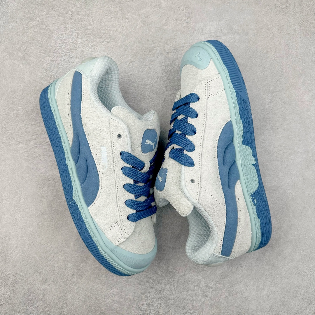 图片[3]-PUMA SUEDE XL 彪马新款面包鞋男女同款复古休闲板鞋 赠送一双鞋带 鞋身通体采用细腻的麂皮材质 厚实柔软 质感出众 鞋侧保留PUMA标志性跑道图案 侧面与后跟点缀金属色PUMA LOGO 兼具辨识度与细节感 加厚鞋垫、饱满鞋舌 搭配加宽扁形鞋带 使得穿着感更加贴合与舒适 值得一提的是 本季SUEDE XL鞋款以黑色、红色及蓝色最为瞩目 经典黑的配色 在低调之余可轻松驾驭任何潮流风格造型 而高饱和度的配色 则是当之无愧的早春出街利器。货号： 395205 尺码：36 37 37.5 38 38.5 39 40 40.5 41 42 42.5 43 44 45-选品中心