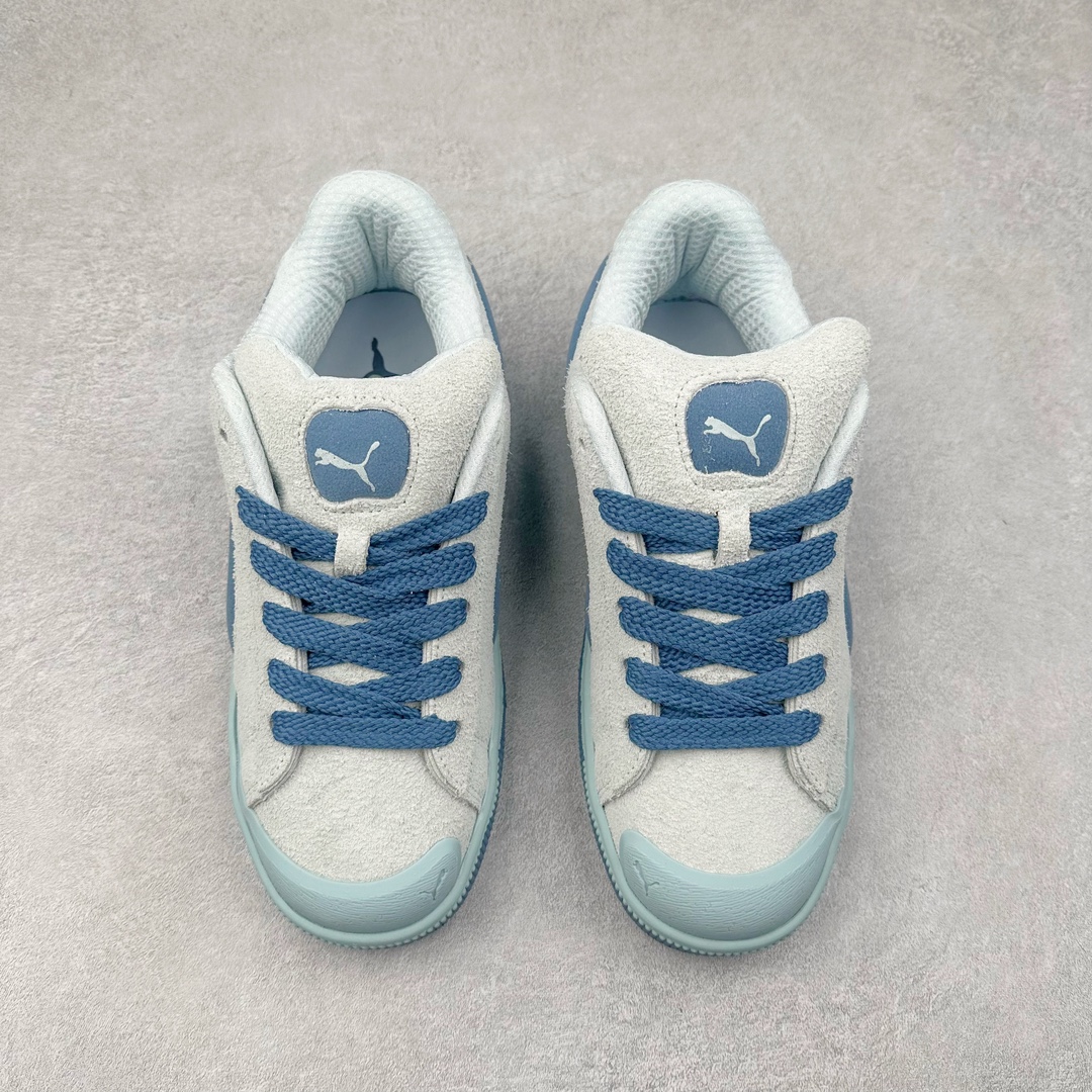 图片[2]-PUMA SUEDE XL 彪马新款面包鞋男女同款复古休闲板鞋 赠送一双鞋带 鞋身通体采用细腻的麂皮材质 厚实柔软 质感出众 鞋侧保留PUMA标志性跑道图案 侧面与后跟点缀金属色PUMA LOGO 兼具辨识度与细节感 加厚鞋垫、饱满鞋舌 搭配加宽扁形鞋带 使得穿着感更加贴合与舒适 值得一提的是 本季SUEDE XL鞋款以黑色、红色及蓝色最为瞩目 经典黑的配色 在低调之余可轻松驾驭任何潮流风格造型 而高饱和度的配色 则是当之无愧的早春出街利器。货号： 395205 尺码：36 37 37.5 38 38.5 39 40 40.5 41 42 42.5 43 44 45-选品中心