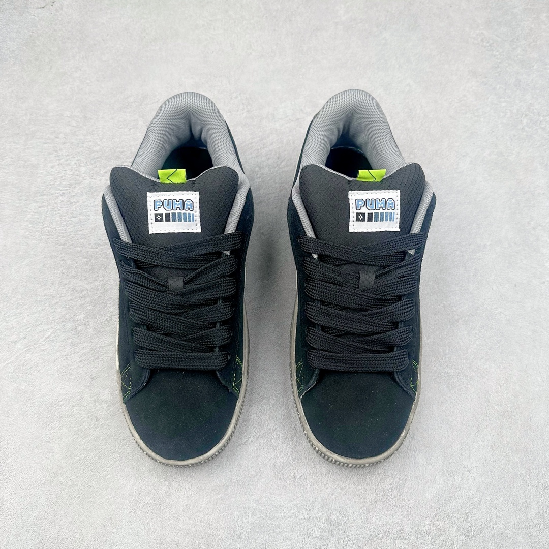 图片[2]-PUMA SUEDE XL 彪马新款面包鞋男女同款复古休闲板鞋 赠送一双鞋带 鞋身通体采用细腻的麂皮材质 厚实柔软 质感出众 鞋侧保留PUMA标志性跑道图案 侧面与后跟点缀金属色PUMA LOGO 兼具辨识度与细节感 加厚鞋垫、饱满鞋舌 搭配加宽扁形鞋带 使得穿着感更加贴合与舒适 值得一提的是 本季SUEDE XL鞋款以黑色、红色及蓝色最为瞩目 经典黑的配色 在低调之余可轻松驾驭任何潮流风格造型 而高饱和度的配色 则是当之无愧的早春出街利器。货号： 395205 尺码：36 37 37.5 38 38.5 39 40 40.5 41 42 42.5 43 44 45-选品中心