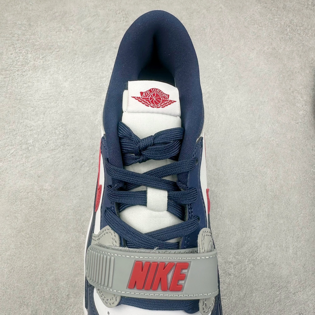 图片[5]-＃PB Air Jordan Legacy AJ312 Low 低帮复古篮球鞋 CD7069-164 市场最强独一档产物 全套原纸板楦头开发 原厂大底磨具加持立体防滑纹理 原档数据后跟TPU子母扣魔术贴 原装可视Air Sole气垫 原汁原味最完美的312代版型 唯一正确鞋头趴度弧度高度鞋身腰线 进口港宝加持 后跟自然饱满 全鞋荧光划线卡点 追求极致完美 每一双都是工艺品 多重QC质检 超越公司货的品控标准 实实在在的免检产品 鞋身采用了皮革材质打造 横跨鞋面的魔术贴十分吸睛 侧面的Swoosh Logo的一部分被鞋面遮挡了一部分 颇具玩味 魔术贴上标有NK标识 而鞋舌上是Jordan的经典红色飞翼Logo 后跟和鞋底均采用了AJ3的设计 后跟上同样也使用了经典的爆裂纹图案 尺码：36 36.5 37.5 38 38.5 39 40 40.5 41 42 42.5 43 44 44.5 45 46 47.5-选品中心