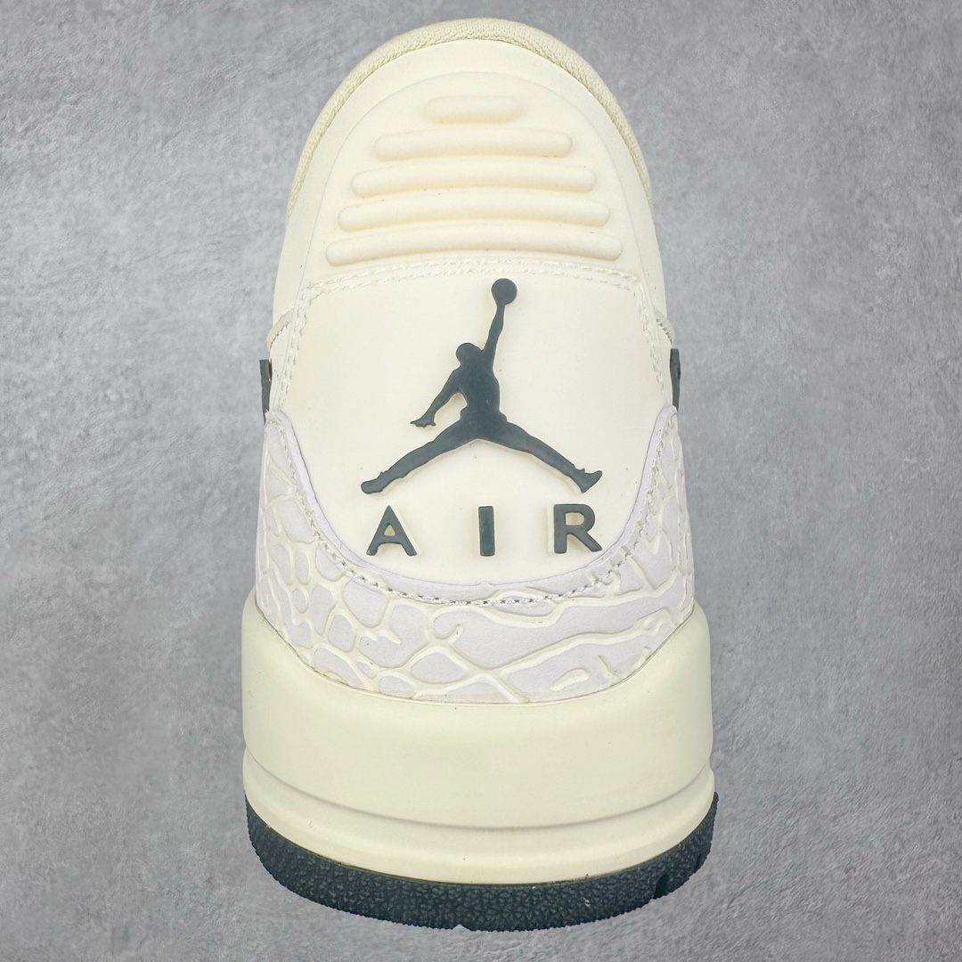 图片[8]-＃PB Air Jordan Legacy AJ312 Low 低帮复古篮球鞋 HV1807-101 市场最强独一档产物 全套原纸板楦头开发 原厂大底磨具加持立体防滑纹理 原档数据后跟TPU子母扣魔术贴 原装可视Air Sole气垫 原汁原味最完美的312代版型 唯一正确鞋头趴度弧度高度鞋身腰线 进口港宝加持 后跟自然饱满 全鞋荧光划线卡点 追求极致完美 每一双都是工艺品 多重QC质检 超越公司货的品控标准 实实在在的免检产品 鞋身采用了皮革材质打造 横跨鞋面的魔术贴十分吸睛 侧面的Swoosh Logo的一部分被鞋面遮挡了一部分 颇具玩味 魔术贴上标有NK标识 而鞋舌上是Jordan的经典红色飞翼Logo 后跟和鞋底均采用了AJ3的设计 后跟上同样也使用了经典的爆裂纹图案 尺码：36 36.5 37.5 38 38.5 39 40 40.5 41 42 42.5 43 44 44.5 45 46 47.5-选品中心