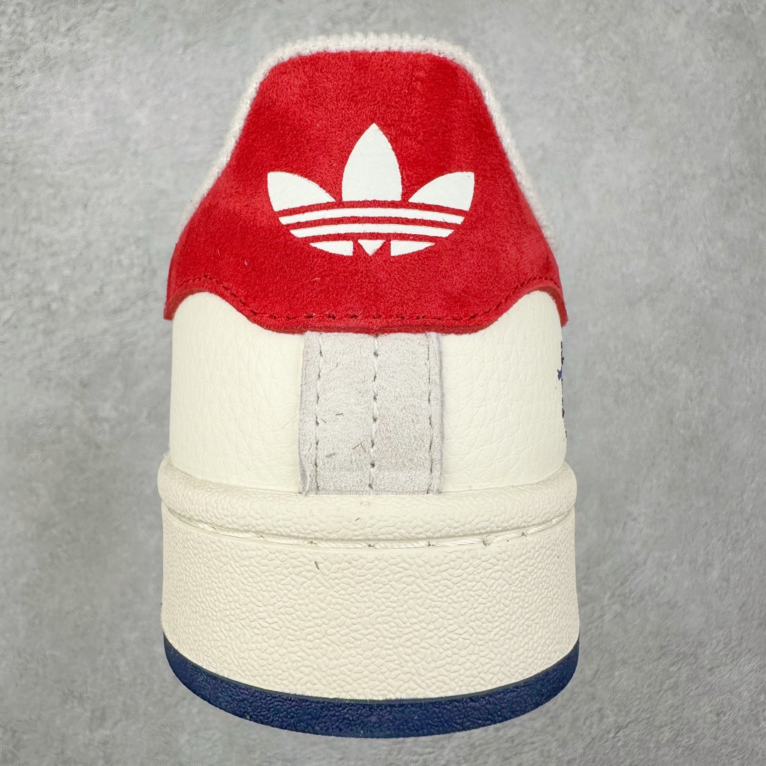 图片[8]-AD Originals Campus 00s 学院系列面包风经典复古低帮百搭休闲运动板鞋 LJ5102 原鞋开发 正确版型 市面唯一全鞋采用原厂头层SD皮料 正确宽版鞋盒 清洁度完美 诠释最高工艺 这次 Originals 选择了以经典复古鞋型 Campus 为蓝本打造全新面包鞋 这款鞋型联名不断 冠希当年对它更是钟爱有加 论牌面丝毫不输贝壳头、Forum 等大热鞋型 这次 Campus 一改 80 年代的瘦长造型 鞋舌、鞋身、鞋底甚至细节都变大了 营造出千禧年前后流行的面包鞋宽大廓形 因此鞋名改为 Campus 00s 鞋身采用绒面皮料搭配白色常规皮革 质感上还是延续了经典 Campus 的设计 鞋舌填充更加饱满 让鞋款整体看起来更加圆润 搭配上这款浅蓝配色 「蓝胖子」造型真的很可爱 鞋舌还加入了与以往 Campus 不同的全新三叶草 Logo 令造型更具千禧气息 鞋带也采用了加宽的设计 如果你不喜欢 这次还附送了传统鞋带可以替换 鞋底采用了米黄做旧设计 凸显鞋款的复古年代感 除了清新可人的浅蓝配色 还有一款酷灰配色 造型更加硬朗复古 而且相比浅蓝配色更加耐脏 尺码：36 36⅔ 37⅓ 38 38⅔ 39⅓ 40 40⅔ 41⅓ 42 42⅔ 43⅓ 44 44 ⅓ 45-选品中心