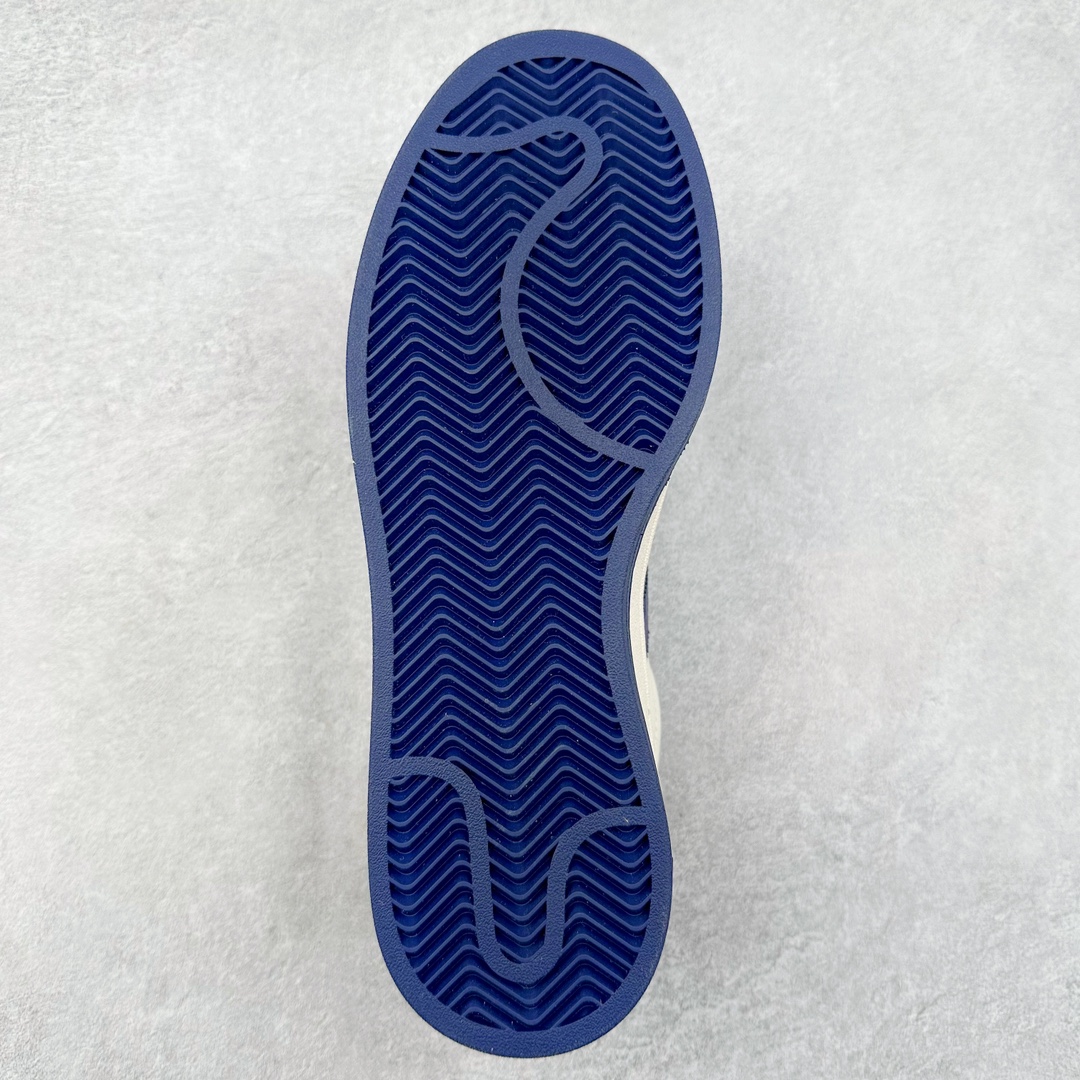 图片[9]-AD Originals Campus 00s 学院系列面包风经典复古低帮百搭休闲运动板鞋 LJ5102 原鞋开发 正确版型 市面唯一全鞋采用原厂头层SD皮料 正确宽版鞋盒 清洁度完美 诠释最高工艺 这次 Originals 选择了以经典复古鞋型 Campus 为蓝本打造全新面包鞋 这款鞋型联名不断 冠希当年对它更是钟爱有加 论牌面丝毫不输贝壳头、Forum 等大热鞋型 这次 Campus 一改 80 年代的瘦长造型 鞋舌、鞋身、鞋底甚至细节都变大了 营造出千禧年前后流行的面包鞋宽大廓形 因此鞋名改为 Campus 00s 鞋身采用绒面皮料搭配白色常规皮革 质感上还是延续了经典 Campus 的设计 鞋舌填充更加饱满 让鞋款整体看起来更加圆润 搭配上这款浅蓝配色 「蓝胖子」造型真的很可爱 鞋舌还加入了与以往 Campus 不同的全新三叶草 Logo 令造型更具千禧气息 鞋带也采用了加宽的设计 如果你不喜欢 这次还附送了传统鞋带可以替换 鞋底采用了米黄做旧设计 凸显鞋款的复古年代感 除了清新可人的浅蓝配色 还有一款酷灰配色 造型更加硬朗复古 而且相比浅蓝配色更加耐脏 尺码：36 36⅔ 37⅓ 38 38⅔ 39⅓ 40 40⅔ 41⅓ 42 42⅔ 43⅓ 44 44 ⅓ 45-选品中心