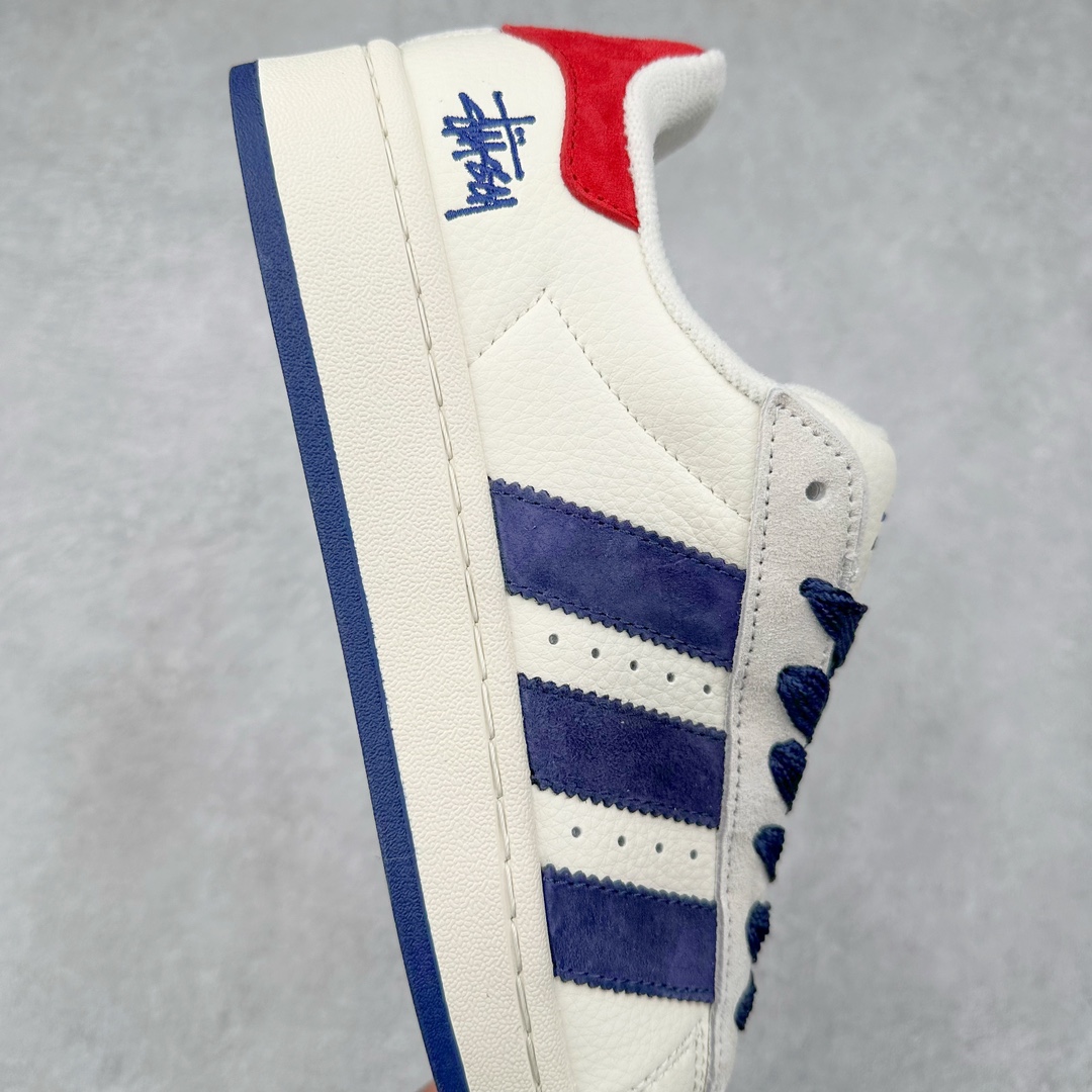 图片[6]-AD Originals Campus 00s 学院系列面包风经典复古低帮百搭休闲运动板鞋 LJ5102 原鞋开发 正确版型 市面唯一全鞋采用原厂头层SD皮料 正确宽版鞋盒 清洁度完美 诠释最高工艺 这次 Originals 选择了以经典复古鞋型 Campus 为蓝本打造全新面包鞋 这款鞋型联名不断 冠希当年对它更是钟爱有加 论牌面丝毫不输贝壳头、Forum 等大热鞋型 这次 Campus 一改 80 年代的瘦长造型 鞋舌、鞋身、鞋底甚至细节都变大了 营造出千禧年前后流行的面包鞋宽大廓形 因此鞋名改为 Campus 00s 鞋身采用绒面皮料搭配白色常规皮革 质感上还是延续了经典 Campus 的设计 鞋舌填充更加饱满 让鞋款整体看起来更加圆润 搭配上这款浅蓝配色 「蓝胖子」造型真的很可爱 鞋舌还加入了与以往 Campus 不同的全新三叶草 Logo 令造型更具千禧气息 鞋带也采用了加宽的设计 如果你不喜欢 这次还附送了传统鞋带可以替换 鞋底采用了米黄做旧设计 凸显鞋款的复古年代感 除了清新可人的浅蓝配色 还有一款酷灰配色 造型更加硬朗复古 而且相比浅蓝配色更加耐脏 尺码：36 36⅔ 37⅓ 38 38⅔ 39⅓ 40 40⅔ 41⅓ 42 42⅔ 43⅓ 44 44 ⅓ 45-选品中心