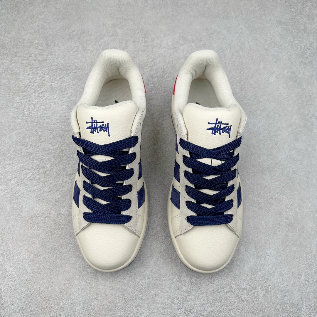 图片[2]-AD Originals Campus 00s 学院系列面包风经典复古低帮百搭休闲运动板鞋 LJ5102 原鞋开发 正确版型 市面唯一全鞋采用原厂头层SD皮料 正确宽版鞋盒 清洁度完美 诠释最高工艺 这次 Originals 选择了以经典复古鞋型 Campus 为蓝本打造全新面包鞋 这款鞋型联名不断 冠希当年对它更是钟爱有加 论牌面丝毫不输贝壳头、Forum 等大热鞋型 这次 Campus 一改 80 年代的瘦长造型 鞋舌、鞋身、鞋底甚至细节都变大了 营造出千禧年前后流行的面包鞋宽大廓形 因此鞋名改为 Campus 00s 鞋身采用绒面皮料搭配白色常规皮革 质感上还是延续了经典 Campus 的设计 鞋舌填充更加饱满 让鞋款整体看起来更加圆润 搭配上这款浅蓝配色 「蓝胖子」造型真的很可爱 鞋舌还加入了与以往 Campus 不同的全新三叶草 Logo 令造型更具千禧气息 鞋带也采用了加宽的设计 如果你不喜欢 这次还附送了传统鞋带可以替换 鞋底采用了米黄做旧设计 凸显鞋款的复古年代感 除了清新可人的浅蓝配色 还有一款酷灰配色 造型更加硬朗复古 而且相比浅蓝配色更加耐脏 尺码：36 36⅔ 37⅓ 38 38⅔ 39⅓ 40 40⅔ 41⅓ 42 42⅔ 43⅓ 44 44 ⅓ 45-选品中心