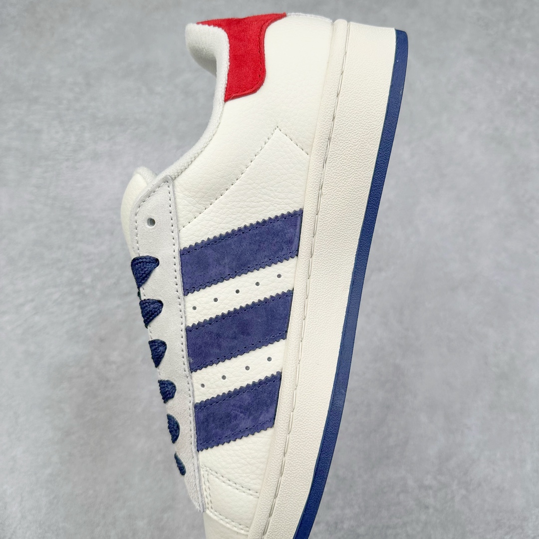 图片[7]-AD Originals Campus 00s 学院系列面包风经典复古低帮百搭休闲运动板鞋 LJ5102 原鞋开发 正确版型 市面唯一全鞋采用原厂头层SD皮料 正确宽版鞋盒 清洁度完美 诠释最高工艺 这次 Originals 选择了以经典复古鞋型 Campus 为蓝本打造全新面包鞋 这款鞋型联名不断 冠希当年对它更是钟爱有加 论牌面丝毫不输贝壳头、Forum 等大热鞋型 这次 Campus 一改 80 年代的瘦长造型 鞋舌、鞋身、鞋底甚至细节都变大了 营造出千禧年前后流行的面包鞋宽大廓形 因此鞋名改为 Campus 00s 鞋身采用绒面皮料搭配白色常规皮革 质感上还是延续了经典 Campus 的设计 鞋舌填充更加饱满 让鞋款整体看起来更加圆润 搭配上这款浅蓝配色 「蓝胖子」造型真的很可爱 鞋舌还加入了与以往 Campus 不同的全新三叶草 Logo 令造型更具千禧气息 鞋带也采用了加宽的设计 如果你不喜欢 这次还附送了传统鞋带可以替换 鞋底采用了米黄做旧设计 凸显鞋款的复古年代感 除了清新可人的浅蓝配色 还有一款酷灰配色 造型更加硬朗复古 而且相比浅蓝配色更加耐脏 尺码：36 36⅔ 37⅓ 38 38⅔ 39⅓ 40 40⅔ 41⅓ 42 42⅔ 43⅓ 44 44 ⅓ 45-选品中心