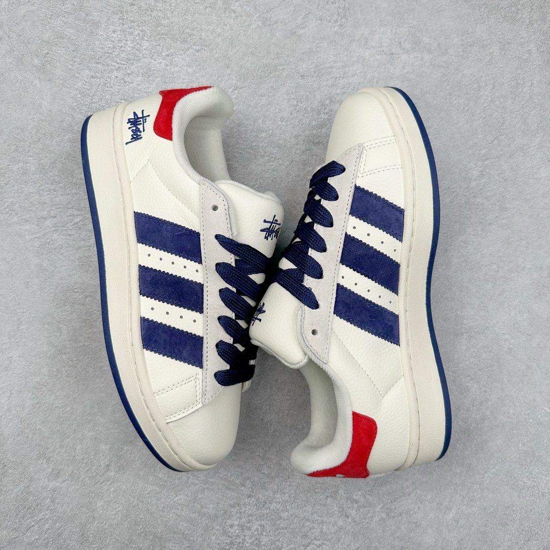 图片[3]-AD Originals Campus 00s 学院系列面包风经典复古低帮百搭休闲运动板鞋 LJ5102 原鞋开发 正确版型 市面唯一全鞋采用原厂头层SD皮料 正确宽版鞋盒 清洁度完美 诠释最高工艺 这次 Originals 选择了以经典复古鞋型 Campus 为蓝本打造全新面包鞋 这款鞋型联名不断 冠希当年对它更是钟爱有加 论牌面丝毫不输贝壳头、Forum 等大热鞋型 这次 Campus 一改 80 年代的瘦长造型 鞋舌、鞋身、鞋底甚至细节都变大了 营造出千禧年前后流行的面包鞋宽大廓形 因此鞋名改为 Campus 00s 鞋身采用绒面皮料搭配白色常规皮革 质感上还是延续了经典 Campus 的设计 鞋舌填充更加饱满 让鞋款整体看起来更加圆润 搭配上这款浅蓝配色 「蓝胖子」造型真的很可爱 鞋舌还加入了与以往 Campus 不同的全新三叶草 Logo 令造型更具千禧气息 鞋带也采用了加宽的设计 如果你不喜欢 这次还附送了传统鞋带可以替换 鞋底采用了米黄做旧设计 凸显鞋款的复古年代感 除了清新可人的浅蓝配色 还有一款酷灰配色 造型更加硬朗复古 而且相比浅蓝配色更加耐脏 尺码：36 36⅔ 37⅓ 38 38⅔ 39⅓ 40 40⅔ 41⅓ 42 42⅔ 43⅓ 44 44 ⅓ 45-选品中心