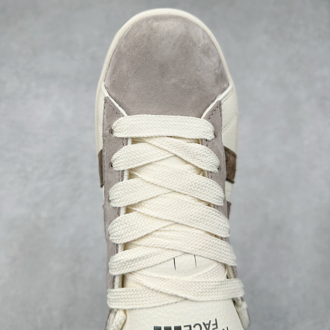 图片[4]-AD Originals Campus 00s 学院系列面包风经典复古低帮百搭休闲运动板鞋 LJ5100 原鞋开发 正确版型 市面唯一全鞋采用原厂头层SD皮料 正确宽版鞋盒 清洁度完美 诠释最高工艺 这次 Originals 选择了以经典复古鞋型 Campus 为蓝本打造全新面包鞋 这款鞋型联名不断 冠希当年对它更是钟爱有加 论牌面丝毫不输贝壳头、Forum 等大热鞋型 这次 Campus 一改 80 年代的瘦长造型 鞋舌、鞋身、鞋底甚至细节都变大了 营造出千禧年前后流行的面包鞋宽大廓形 因此鞋名改为 Campus 00s 鞋身采用绒面皮料搭配白色常规皮革 质感上还是延续了经典 Campus 的设计 鞋舌填充更加饱满 让鞋款整体看起来更加圆润 搭配上这款浅蓝配色 「蓝胖子」造型真的很可爱 鞋舌还加入了与以往 Campus 不同的全新三叶草 Logo 令造型更具千禧气息 鞋带也采用了加宽的设计 如果你不喜欢 这次还附送了传统鞋带可以替换 鞋底采用了米黄做旧设计 凸显鞋款的复古年代感 除了清新可人的浅蓝配色 还有一款酷灰配色 造型更加硬朗复古 而且相比浅蓝配色更加耐脏 尺码：36 36⅔ 37⅓ 38 38⅔ 39⅓ 40 40⅔ 41⅓ 42 42⅔ 43⅓ 44 44 ⅓ 45-选品中心