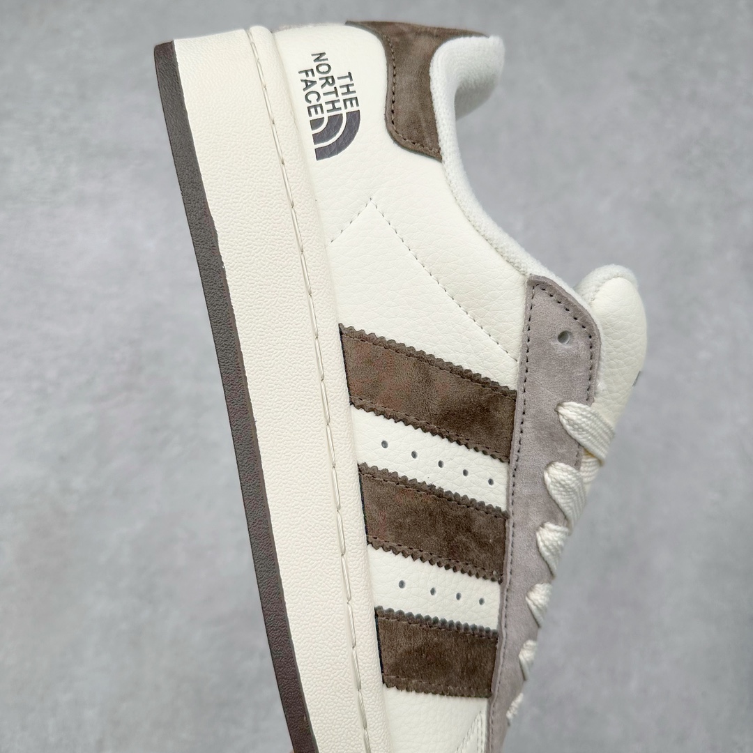 图片[6]-AD Originals Campus 00s 学院系列面包风经典复古低帮百搭休闲运动板鞋 LJ5100 原鞋开发 正确版型 市面唯一全鞋采用原厂头层SD皮料 正确宽版鞋盒 清洁度完美 诠释最高工艺 这次 Originals 选择了以经典复古鞋型 Campus 为蓝本打造全新面包鞋 这款鞋型联名不断 冠希当年对它更是钟爱有加 论牌面丝毫不输贝壳头、Forum 等大热鞋型 这次 Campus 一改 80 年代的瘦长造型 鞋舌、鞋身、鞋底甚至细节都变大了 营造出千禧年前后流行的面包鞋宽大廓形 因此鞋名改为 Campus 00s 鞋身采用绒面皮料搭配白色常规皮革 质感上还是延续了经典 Campus 的设计 鞋舌填充更加饱满 让鞋款整体看起来更加圆润 搭配上这款浅蓝配色 「蓝胖子」造型真的很可爱 鞋舌还加入了与以往 Campus 不同的全新三叶草 Logo 令造型更具千禧气息 鞋带也采用了加宽的设计 如果你不喜欢 这次还附送了传统鞋带可以替换 鞋底采用了米黄做旧设计 凸显鞋款的复古年代感 除了清新可人的浅蓝配色 还有一款酷灰配色 造型更加硬朗复古 而且相比浅蓝配色更加耐脏 尺码：36 36⅔ 37⅓ 38 38⅔ 39⅓ 40 40⅔ 41⅓ 42 42⅔ 43⅓ 44 44 ⅓ 45-选品中心