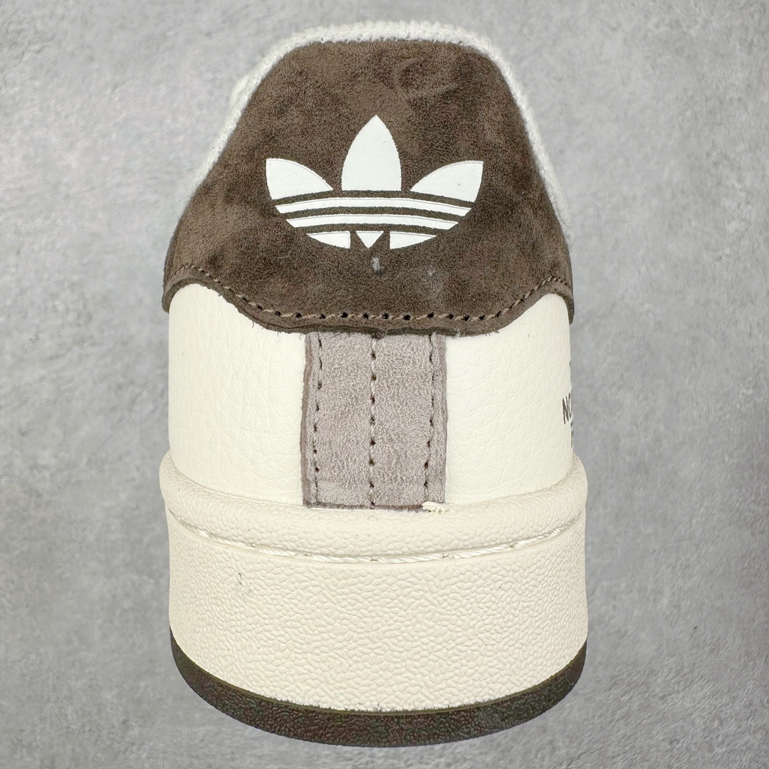 图片[8]-AD Originals Campus 00s 学院系列面包风经典复古低帮百搭休闲运动板鞋 LJ5100 原鞋开发 正确版型 市面唯一全鞋采用原厂头层SD皮料 正确宽版鞋盒 清洁度完美 诠释最高工艺 这次 Originals 选择了以经典复古鞋型 Campus 为蓝本打造全新面包鞋 这款鞋型联名不断 冠希当年对它更是钟爱有加 论牌面丝毫不输贝壳头、Forum 等大热鞋型 这次 Campus 一改 80 年代的瘦长造型 鞋舌、鞋身、鞋底甚至细节都变大了 营造出千禧年前后流行的面包鞋宽大廓形 因此鞋名改为 Campus 00s 鞋身采用绒面皮料搭配白色常规皮革 质感上还是延续了经典 Campus 的设计 鞋舌填充更加饱满 让鞋款整体看起来更加圆润 搭配上这款浅蓝配色 「蓝胖子」造型真的很可爱 鞋舌还加入了与以往 Campus 不同的全新三叶草 Logo 令造型更具千禧气息 鞋带也采用了加宽的设计 如果你不喜欢 这次还附送了传统鞋带可以替换 鞋底采用了米黄做旧设计 凸显鞋款的复古年代感 除了清新可人的浅蓝配色 还有一款酷灰配色 造型更加硬朗复古 而且相比浅蓝配色更加耐脏 尺码：36 36⅔ 37⅓ 38 38⅔ 39⅓ 40 40⅔ 41⅓ 42 42⅔ 43⅓ 44 44 ⅓ 45-选品中心