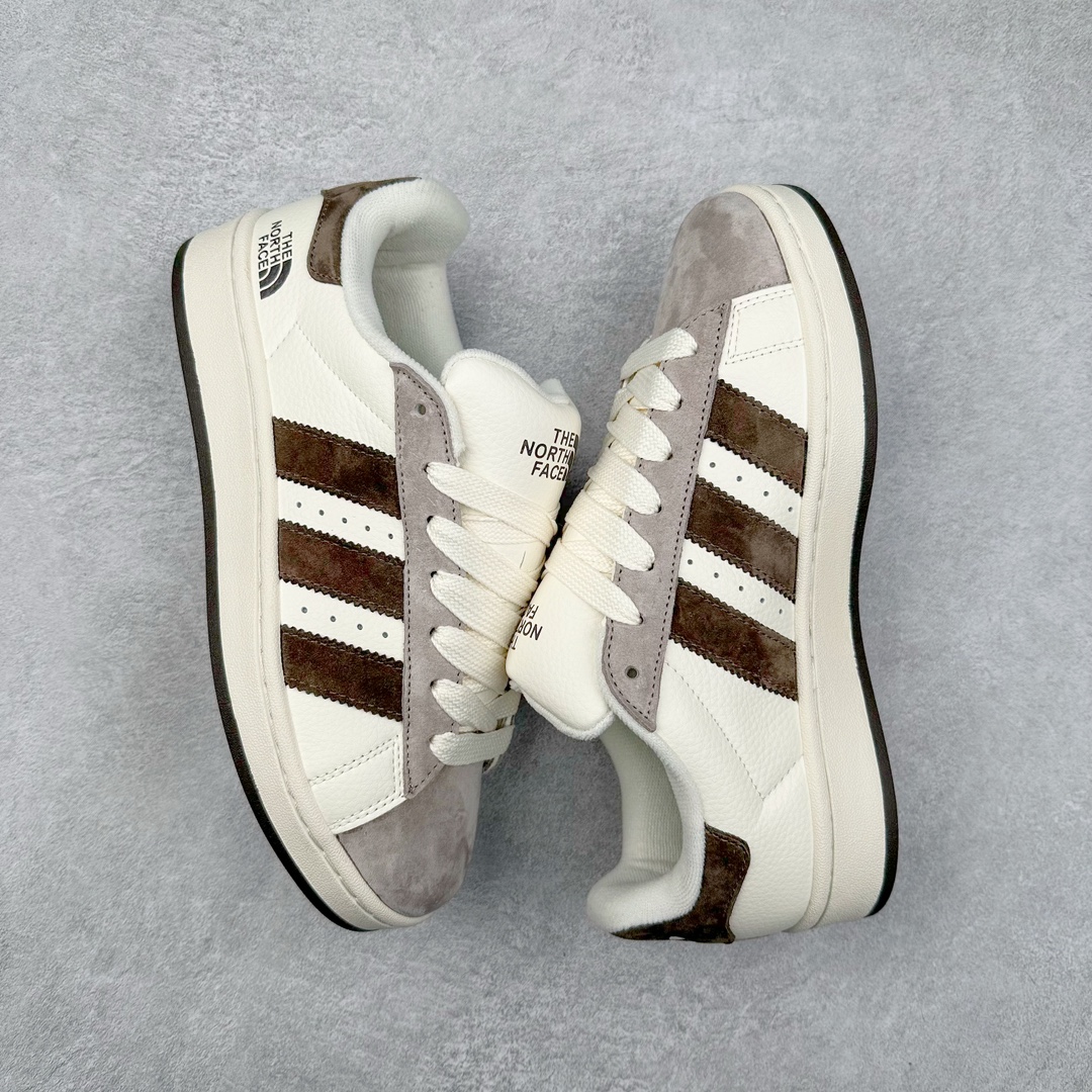 图片[3]-AD Originals Campus 00s 学院系列面包风经典复古低帮百搭休闲运动板鞋 LJ5100 原鞋开发 正确版型 市面唯一全鞋采用原厂头层SD皮料 正确宽版鞋盒 清洁度完美 诠释最高工艺 这次 Originals 选择了以经典复古鞋型 Campus 为蓝本打造全新面包鞋 这款鞋型联名不断 冠希当年对它更是钟爱有加 论牌面丝毫不输贝壳头、Forum 等大热鞋型 这次 Campus 一改 80 年代的瘦长造型 鞋舌、鞋身、鞋底甚至细节都变大了 营造出千禧年前后流行的面包鞋宽大廓形 因此鞋名改为 Campus 00s 鞋身采用绒面皮料搭配白色常规皮革 质感上还是延续了经典 Campus 的设计 鞋舌填充更加饱满 让鞋款整体看起来更加圆润 搭配上这款浅蓝配色 「蓝胖子」造型真的很可爱 鞋舌还加入了与以往 Campus 不同的全新三叶草 Logo 令造型更具千禧气息 鞋带也采用了加宽的设计 如果你不喜欢 这次还附送了传统鞋带可以替换 鞋底采用了米黄做旧设计 凸显鞋款的复古年代感 除了清新可人的浅蓝配色 还有一款酷灰配色 造型更加硬朗复古 而且相比浅蓝配色更加耐脏 尺码：36 36⅔ 37⅓ 38 38⅔ 39⅓ 40 40⅔ 41⅓ 42 42⅔ 43⅓ 44 44 ⅓ 45-选品中心