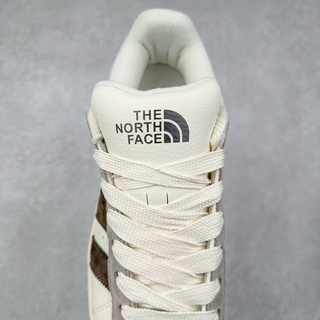 图片[5]-AD Originals Campus 00s 学院系列面包风经典复古低帮百搭休闲运动板鞋 LJ5100 原鞋开发 正确版型 市面唯一全鞋采用原厂头层SD皮料 正确宽版鞋盒 清洁度完美 诠释最高工艺 这次 Originals 选择了以经典复古鞋型 Campus 为蓝本打造全新面包鞋 这款鞋型联名不断 冠希当年对它更是钟爱有加 论牌面丝毫不输贝壳头、Forum 等大热鞋型 这次 Campus 一改 80 年代的瘦长造型 鞋舌、鞋身、鞋底甚至细节都变大了 营造出千禧年前后流行的面包鞋宽大廓形 因此鞋名改为 Campus 00s 鞋身采用绒面皮料搭配白色常规皮革 质感上还是延续了经典 Campus 的设计 鞋舌填充更加饱满 让鞋款整体看起来更加圆润 搭配上这款浅蓝配色 「蓝胖子」造型真的很可爱 鞋舌还加入了与以往 Campus 不同的全新三叶草 Logo 令造型更具千禧气息 鞋带也采用了加宽的设计 如果你不喜欢 这次还附送了传统鞋带可以替换 鞋底采用了米黄做旧设计 凸显鞋款的复古年代感 除了清新可人的浅蓝配色 还有一款酷灰配色 造型更加硬朗复古 而且相比浅蓝配色更加耐脏 尺码：36 36⅔ 37⅓ 38 38⅔ 39⅓ 40 40⅔ 41⅓ 42 42⅔ 43⅓ 44 44 ⅓ 45-选品中心