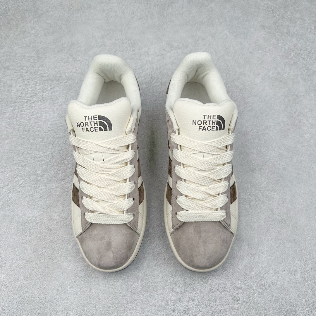 图片[2]-AD Originals Campus 00s 学院系列面包风经典复古低帮百搭休闲运动板鞋 LJ5100 原鞋开发 正确版型 市面唯一全鞋采用原厂头层SD皮料 正确宽版鞋盒 清洁度完美 诠释最高工艺 这次 Originals 选择了以经典复古鞋型 Campus 为蓝本打造全新面包鞋 这款鞋型联名不断 冠希当年对它更是钟爱有加 论牌面丝毫不输贝壳头、Forum 等大热鞋型 这次 Campus 一改 80 年代的瘦长造型 鞋舌、鞋身、鞋底甚至细节都变大了 营造出千禧年前后流行的面包鞋宽大廓形 因此鞋名改为 Campus 00s 鞋身采用绒面皮料搭配白色常规皮革 质感上还是延续了经典 Campus 的设计 鞋舌填充更加饱满 让鞋款整体看起来更加圆润 搭配上这款浅蓝配色 「蓝胖子」造型真的很可爱 鞋舌还加入了与以往 Campus 不同的全新三叶草 Logo 令造型更具千禧气息 鞋带也采用了加宽的设计 如果你不喜欢 这次还附送了传统鞋带可以替换 鞋底采用了米黄做旧设计 凸显鞋款的复古年代感 除了清新可人的浅蓝配色 还有一款酷灰配色 造型更加硬朗复古 而且相比浅蓝配色更加耐脏 尺码：36 36⅔ 37⅓ 38 38⅔ 39⅓ 40 40⅔ 41⅓ 42 42⅔ 43⅓ 44 44 ⅓ 45-选品中心