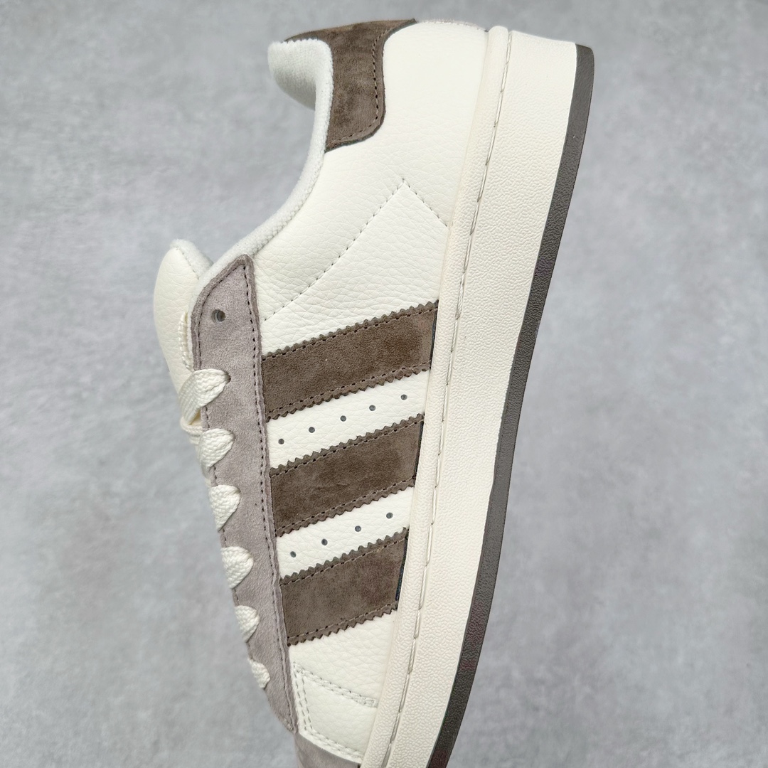 图片[7]-AD Originals Campus 00s 学院系列面包风经典复古低帮百搭休闲运动板鞋 LJ5100 原鞋开发 正确版型 市面唯一全鞋采用原厂头层SD皮料 正确宽版鞋盒 清洁度完美 诠释最高工艺 这次 Originals 选择了以经典复古鞋型 Campus 为蓝本打造全新面包鞋 这款鞋型联名不断 冠希当年对它更是钟爱有加 论牌面丝毫不输贝壳头、Forum 等大热鞋型 这次 Campus 一改 80 年代的瘦长造型 鞋舌、鞋身、鞋底甚至细节都变大了 营造出千禧年前后流行的面包鞋宽大廓形 因此鞋名改为 Campus 00s 鞋身采用绒面皮料搭配白色常规皮革 质感上还是延续了经典 Campus 的设计 鞋舌填充更加饱满 让鞋款整体看起来更加圆润 搭配上这款浅蓝配色 「蓝胖子」造型真的很可爱 鞋舌还加入了与以往 Campus 不同的全新三叶草 Logo 令造型更具千禧气息 鞋带也采用了加宽的设计 如果你不喜欢 这次还附送了传统鞋带可以替换 鞋底采用了米黄做旧设计 凸显鞋款的复古年代感 除了清新可人的浅蓝配色 还有一款酷灰配色 造型更加硬朗复古 而且相比浅蓝配色更加耐脏 尺码：36 36⅔ 37⅓ 38 38⅔ 39⅓ 40 40⅔ 41⅓ 42 42⅔ 43⅓ 44 44 ⅓ 45-选品中心