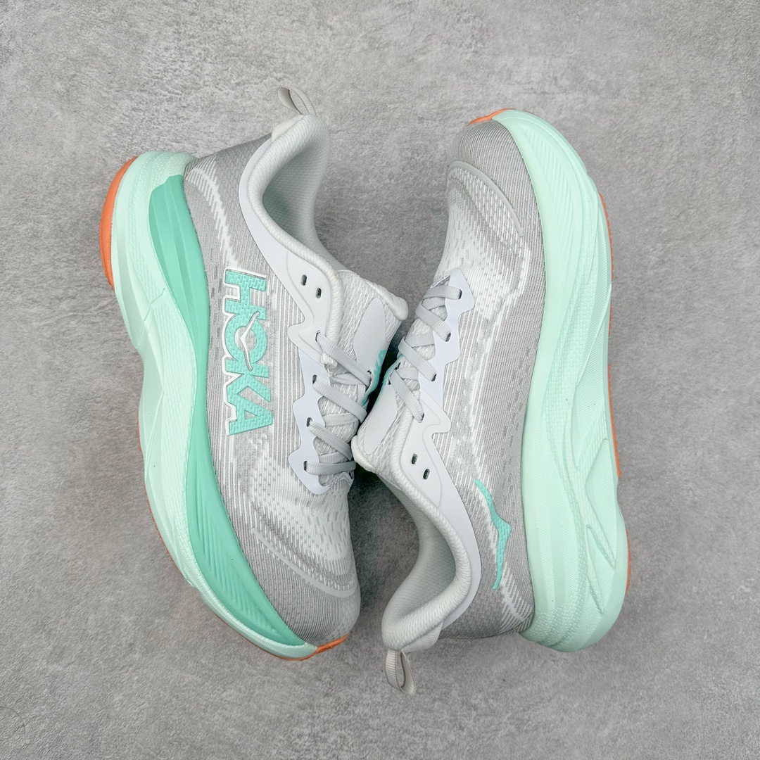 图片[3]-HOKA ONE ONE Clifton 克里夫顿10代专业性能减震公路跑步鞋 轻盈透气的针织网面和纱线的使用让鞋面更挺拔 增强鞋面的强度和支撑性能 搭配柔软的鞋舌 让双脚在舒适包裹中跑的更加畅快 全新泡棉中底 柔软的同时增强回弹性能 为不同跑者提供更平稳流畅的脚感 带来全面的缓冲保护 根据人体工程学设计的延长拉襟 后跟处弹软的海绵填充舒适固定 避免掉跟和摩擦 相比上一代光滑的内衬 Clifton 9的内衬增强了摩擦力 避免双脚在鞋内滑动 尺码：36 36.5 37.5 38 38.5 39 40 40.5 41 42 42.5 43 44 44.5 45-选品中心