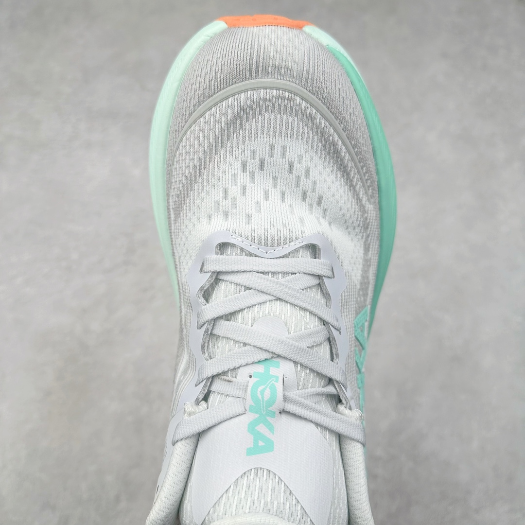 图片[4]-HOKA ONE ONE Clifton 克里夫顿10代专业性能减震公路跑步鞋 轻盈透气的针织网面和纱线的使用让鞋面更挺拔 增强鞋面的强度和支撑性能 搭配柔软的鞋舌 让双脚在舒适包裹中跑的更加畅快 全新泡棉中底 柔软的同时增强回弹性能 为不同跑者提供更平稳流畅的脚感 带来全面的缓冲保护 根据人体工程学设计的延长拉襟 后跟处弹软的海绵填充舒适固定 避免掉跟和摩擦 相比上一代光滑的内衬 Clifton 9的内衬增强了摩擦力 避免双脚在鞋内滑动 尺码：36 36.5 37.5 38 38.5 39 40 40.5 41 42 42.5 43 44 44.5 45-选品中心