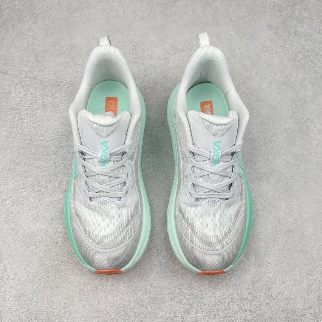 图片[2]-HOKA ONE ONE Clifton 克里夫顿10代专业性能减震公路跑步鞋 轻盈透气的针织网面和纱线的使用让鞋面更挺拔 增强鞋面的强度和支撑性能 搭配柔软的鞋舌 让双脚在舒适包裹中跑的更加畅快 全新泡棉中底 柔软的同时增强回弹性能 为不同跑者提供更平稳流畅的脚感 带来全面的缓冲保护 根据人体工程学设计的延长拉襟 后跟处弹软的海绵填充舒适固定 避免掉跟和摩擦 相比上一代光滑的内衬 Clifton 9的内衬增强了摩擦力 避免双脚在鞋内滑动 尺码：36 36.5 37.5 38 38.5 39 40 40.5 41 42 42.5 43 44 44.5 45-选品中心