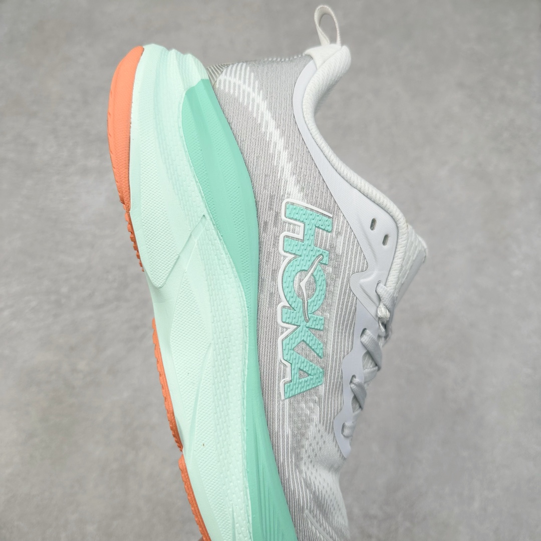 图片[6]-HOKA ONE ONE Clifton 克里夫顿10代专业性能减震公路跑步鞋 轻盈透气的针织网面和纱线的使用让鞋面更挺拔 增强鞋面的强度和支撑性能 搭配柔软的鞋舌 让双脚在舒适包裹中跑的更加畅快 全新泡棉中底 柔软的同时增强回弹性能 为不同跑者提供更平稳流畅的脚感 带来全面的缓冲保护 根据人体工程学设计的延长拉襟 后跟处弹软的海绵填充舒适固定 避免掉跟和摩擦 相比上一代光滑的内衬 Clifton 9的内衬增强了摩擦力 避免双脚在鞋内滑动 尺码：36 36.5 37.5 38 38.5 39 40 40.5 41 42 42.5 43 44 44.5 45-选品中心