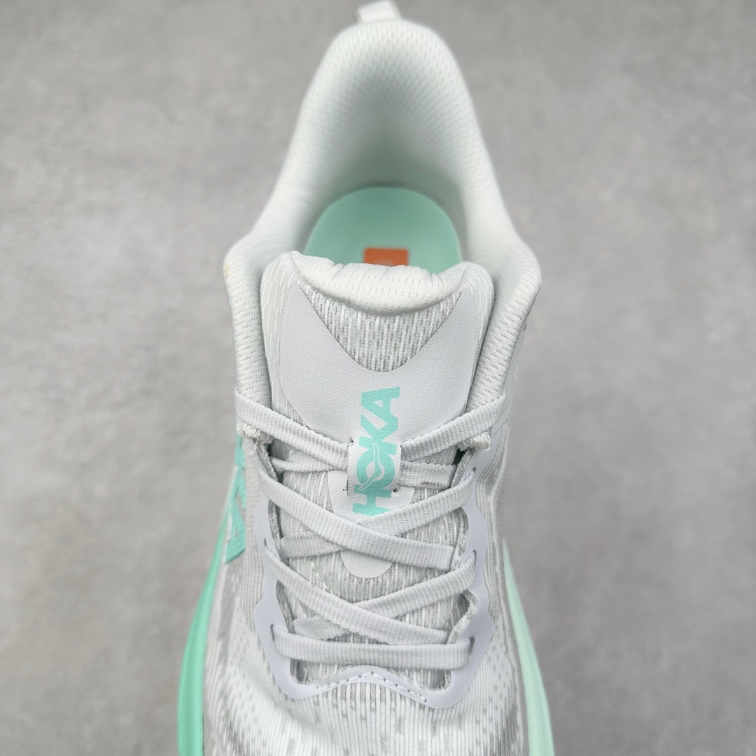 图片[5]-HOKA ONE ONE Clifton 克里夫顿10代专业性能减震公路跑步鞋 轻盈透气的针织网面和纱线的使用让鞋面更挺拔 增强鞋面的强度和支撑性能 搭配柔软的鞋舌 让双脚在舒适包裹中跑的更加畅快 全新泡棉中底 柔软的同时增强回弹性能 为不同跑者提供更平稳流畅的脚感 带来全面的缓冲保护 根据人体工程学设计的延长拉襟 后跟处弹软的海绵填充舒适固定 避免掉跟和摩擦 相比上一代光滑的内衬 Clifton 9的内衬增强了摩擦力 避免双脚在鞋内滑动 尺码：36 36.5 37.5 38 38.5 39 40 40.5 41 42 42.5 43 44 44.5 45-选品中心