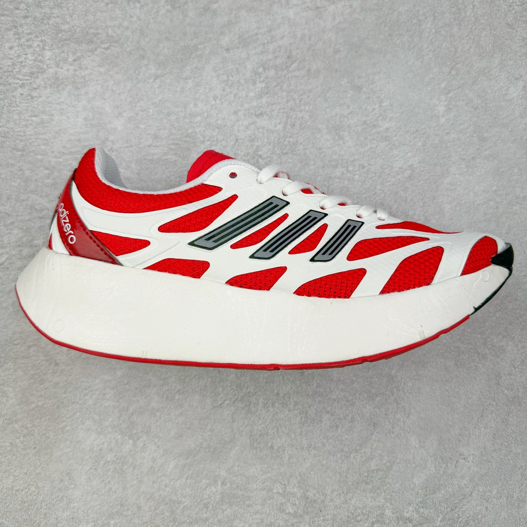 AD Adizero Aruku 全新跑鞋 JI0308 以永动机为灵感的前卫造型 以及时下流行的厚底设定 让人无比期待 “Aruku” 在日文中是行走的意思 昭示了这是一双定位于大众日常训练或慢跑的鞋款 黑、白、红三色的撞色外观 搭配街头感、现代感十足的鞋面线条勾勒 格外引人注目 搭配丰沛的全新 Swirlfoam 泡棉厚底 虽然不像顶级竞速跑鞋那般极致 但也将日常舒适和时尚颜值平衡到位 尺码：36 36.5 37.5 38 38.5 39 40 40.5 41 42 42.5 43 44 44.5 45-选品中心