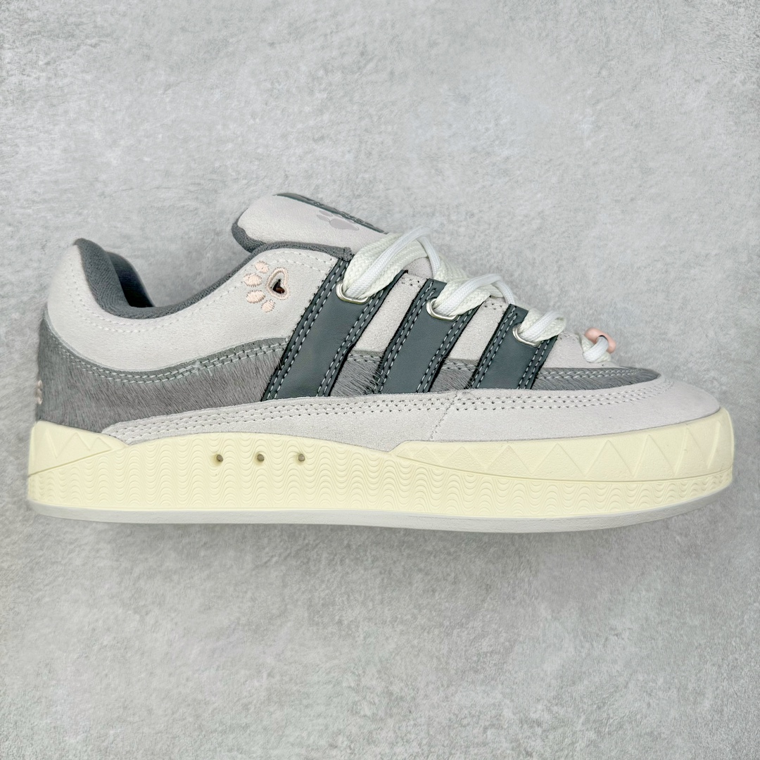 ＃C版纯原 AD Originals Campus 00s 学院系列面包风经典复古低帮百搭休闲运动板鞋 JQ2612 原鞋开发 正确版型 市面唯一全鞋采用原厂头层SD皮料 正确宽版鞋盒 清洁度完美 诠释最高工艺 这次 Originals 选择了以经典复古鞋型 Campus 为蓝本打造全新面包鞋 这款鞋型联名不断 冠希当年对它更是钟爱有加 论牌面丝毫不输贝壳头、Forum 等大热鞋型 这次 Campus 一改 80 年代的瘦长造型 鞋舌、鞋身、鞋底甚至细节都变大了 营造出千禧年前后流行的面包鞋宽大廓形 因此鞋名改为 Campus 00s 鞋身采用绒面皮料搭配白色常规皮革 质感上还是延续了经典 Campus 的设计 鞋舌填充更加饱满 让鞋款整体看起来更加圆润 搭配上这款浅蓝配色 「蓝胖子」造型真的很可爱 鞋舌还加入了与以往 Campus 不同的全新三叶草 Logo 令造型更具千禧气息 鞋带也采用了加宽的设计 如果你不喜欢 这次还附送了传统鞋带可以替换 鞋底采用了米黄做旧设计 凸显鞋款的复古年代感 除了清新可人的浅蓝配色 还有一款酷灰配色 造型更加硬朗复古 而且相比浅蓝配色更加耐脏 尺码：36 36⅔ 37⅓ 38 38⅔ 39⅓ 40 40⅔ 41⅓ 42 42⅔ 43⅓ 44 44 ⅓ 45-选品中心
