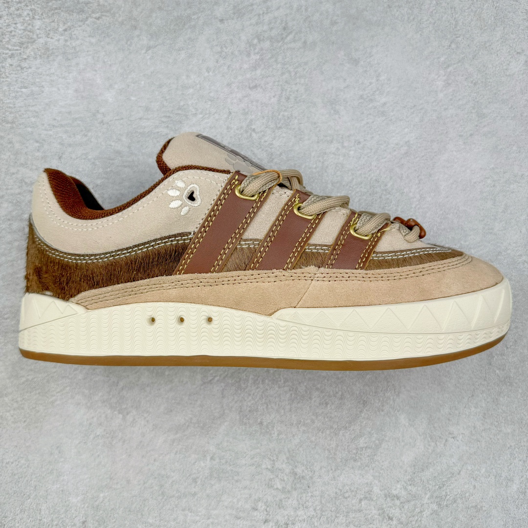 ＃C版纯原 AD Originals Campus 00s 学院系列面包风经典复古低帮百搭休闲运动板鞋 JQ2611 原鞋开发 正确版型 市面唯一全鞋采用原厂头层SD皮料 正确宽版鞋盒 清洁度完美 诠释最高工艺 这次 Originals 选择了以经典复古鞋型 Campus 为蓝本打造全新面包鞋 这款鞋型联名不断 冠希当年对它更是钟爱有加 论牌面丝毫不输贝壳头、Forum 等大热鞋型 这次 Campus 一改 80 年代的瘦长造型 鞋舌、鞋身、鞋底甚至细节都变大了 营造出千禧年前后流行的面包鞋宽大廓形 因此鞋名改为 Campus 00s 鞋身采用绒面皮料搭配白色常规皮革 质感上还是延续了经典 Campus 的设计 鞋舌填充更加饱满 让鞋款整体看起来更加圆润 搭配上这款浅蓝配色 「蓝胖子」造型真的很可爱 鞋舌还加入了与以往 Campus 不同的全新三叶草 Logo 令造型更具千禧气息 鞋带也采用了加宽的设计 如果你不喜欢 这次还附送了传统鞋带可以替换 鞋底采用了米黄做旧设计 凸显鞋款的复古年代感 除了清新可人的浅蓝配色 还有一款酷灰配色 造型更加硬朗复古 而且相比浅蓝配色更加耐脏 尺码：36 36⅔ 37⅓ 38 38⅔ 39⅓ 40 40⅔ 41⅓ 42 42⅔ 43⅓ 44 44 ⅓ 45-选品中心